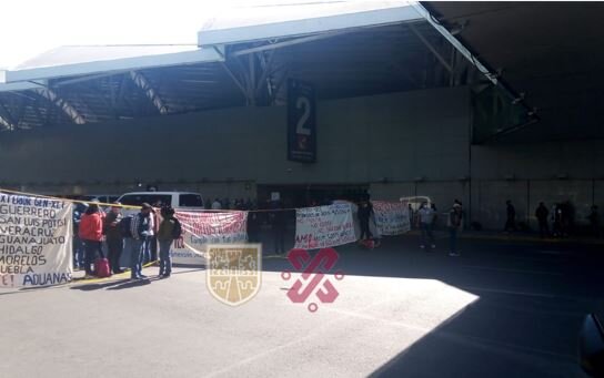 AICM: ex trabajadores de aduanas bloquearon acceso a Terminal 1