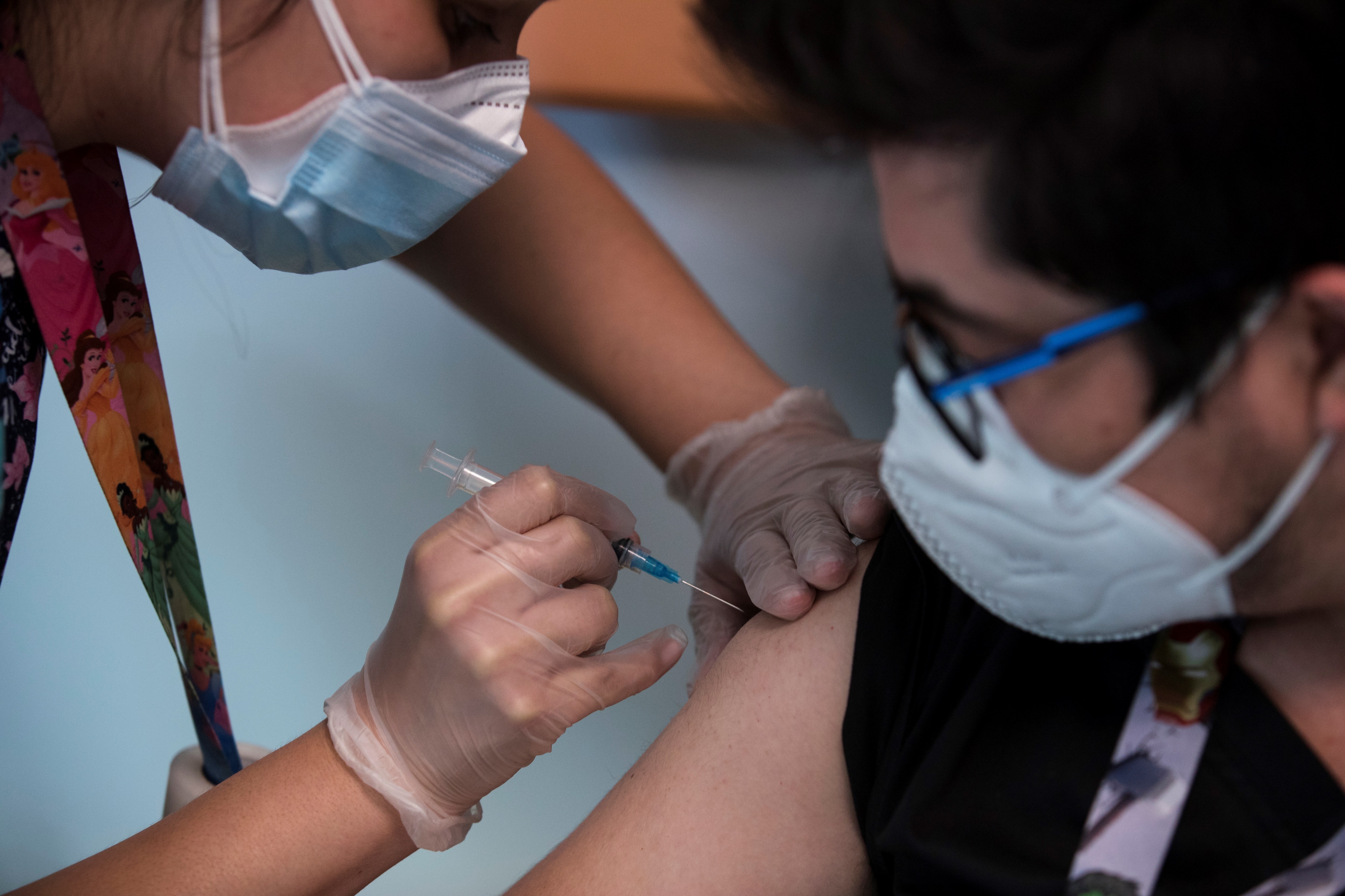 Un trabajador sanitario recibe la vacuna contra la covid-19, en el Hospital de Urgencia Asistencia Pública en Santiago (Chile). EFE/Alberto Valdes/Archivo
