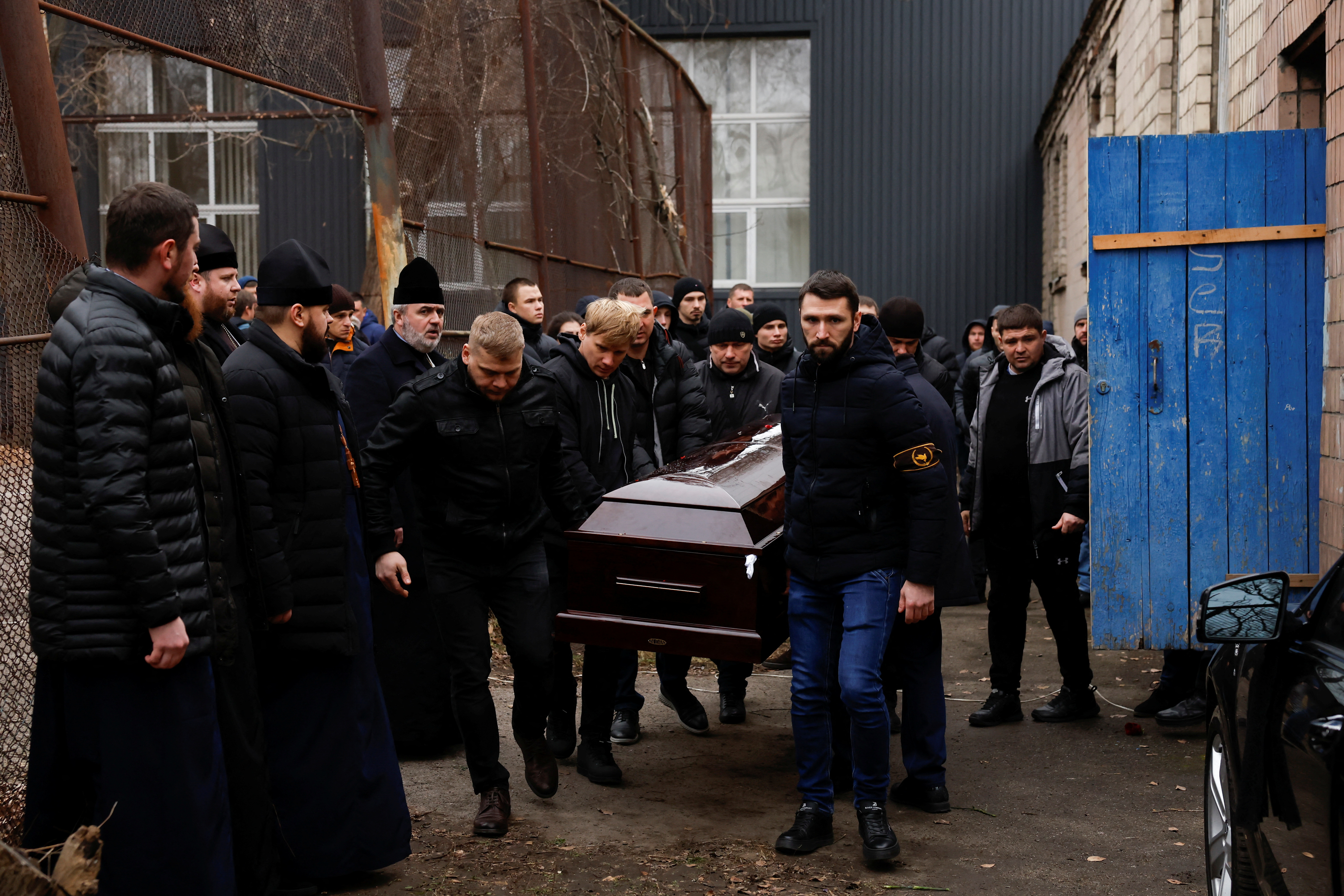 El féretro de Mykhailo Korenovskyi, entrenador de boxeo ucraniano y padre de dos hijos, asesinado durante el ataque ruso con misiles, es transportado el día de su funeral, en Dnipro, Ucrania 17 de enero de 2023. REUTERS/Clodagh Kilcoyne