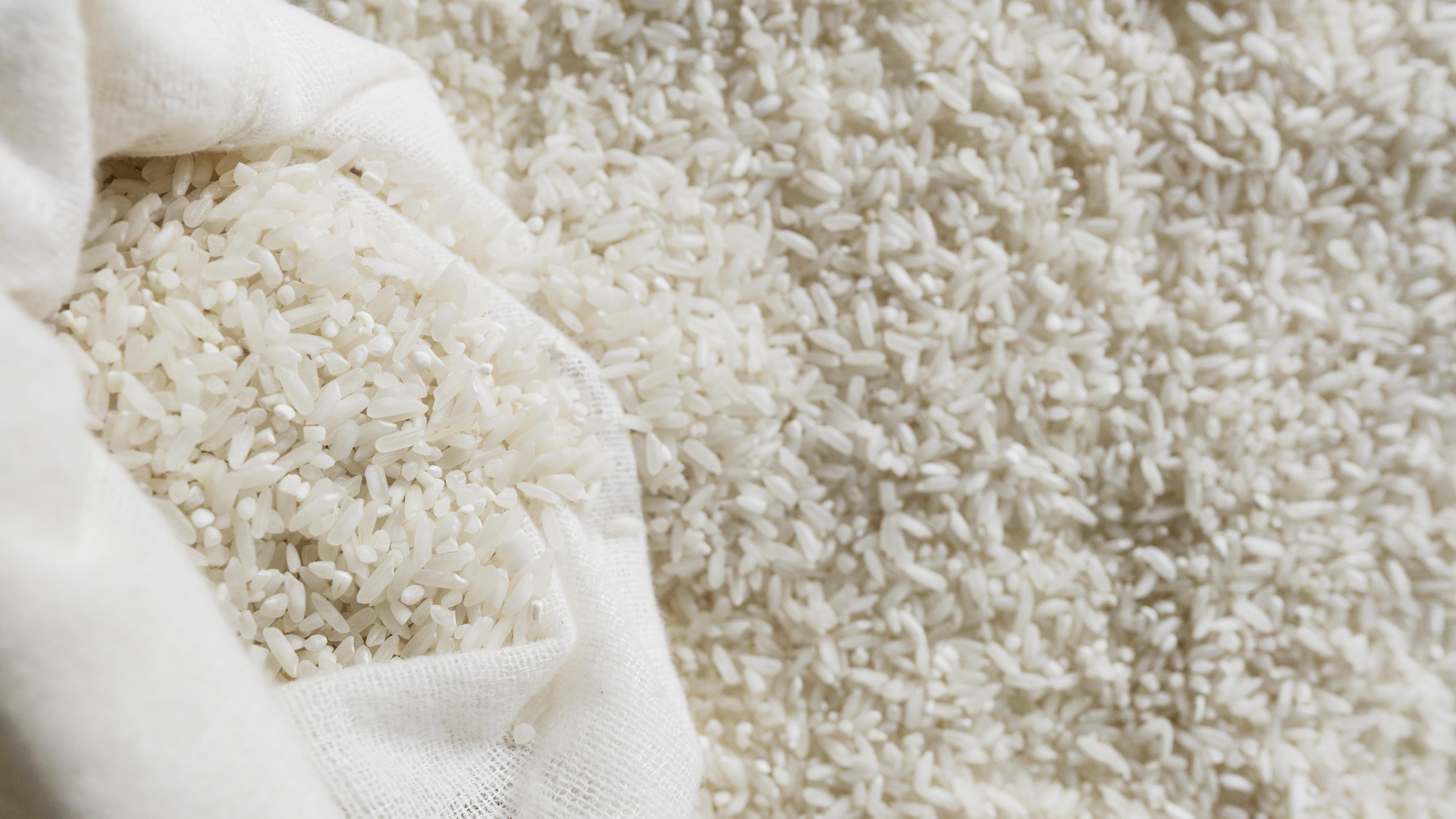 Mira por qué debes lavar el arroz. Foto: Freepik