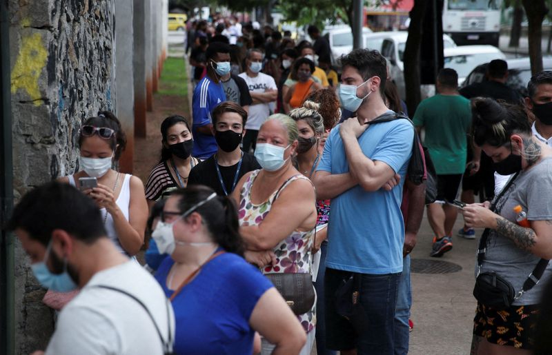 Pacientes esperando para recibir atención médica y someterse a un examen de COVID-19 en Río de Janeiro (REUTERS/Ricardo Moraes/Archivo)