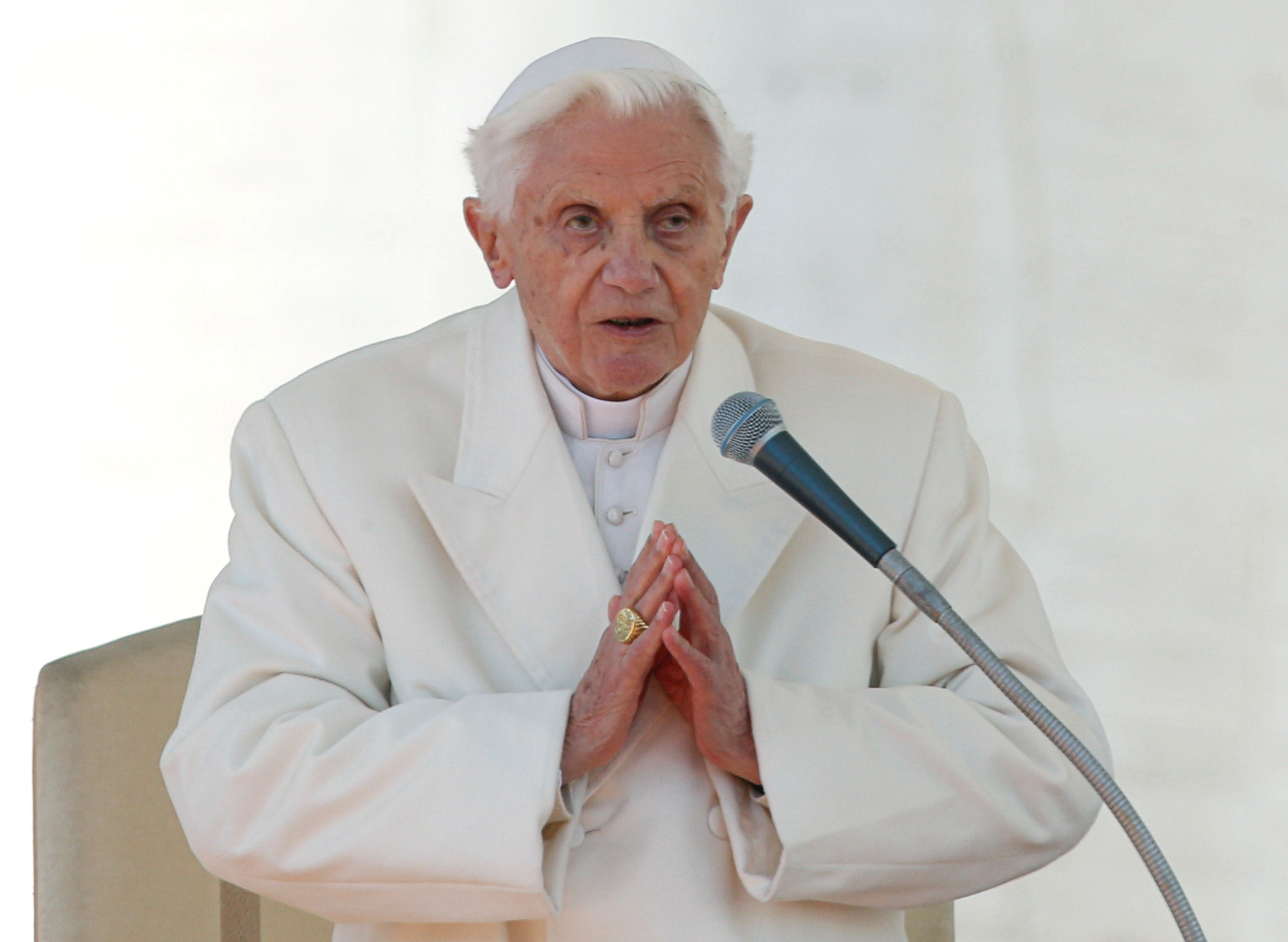  El Papa Benedicto XVI termina su última audiencia general en la Plaza de San Pedro en el Vaticano el 27 de febrero de 2013. (REUTERS)