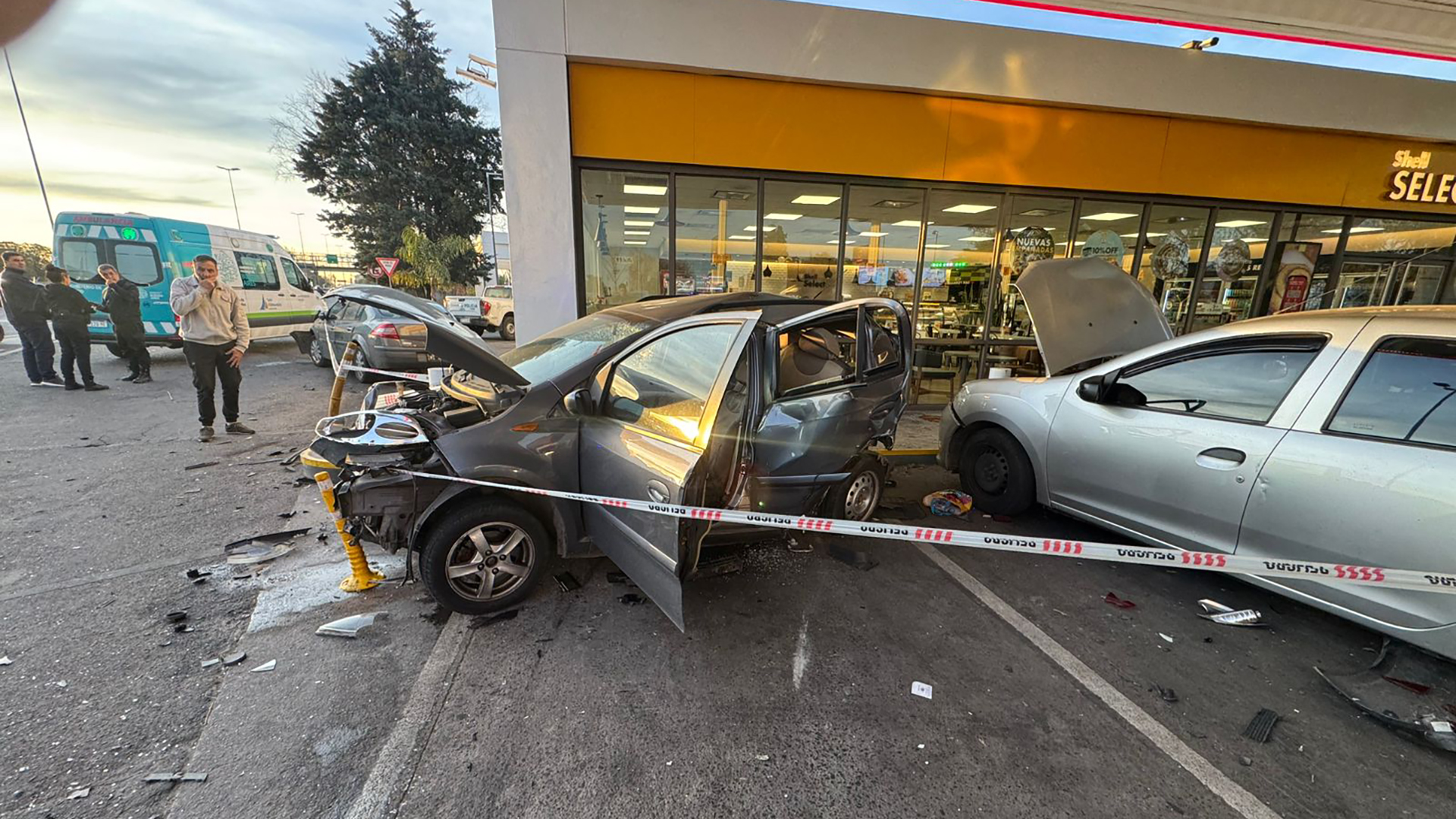 Perdió el control del auto, entró a toda velocidad en una estación de servicio y mató a una mujer