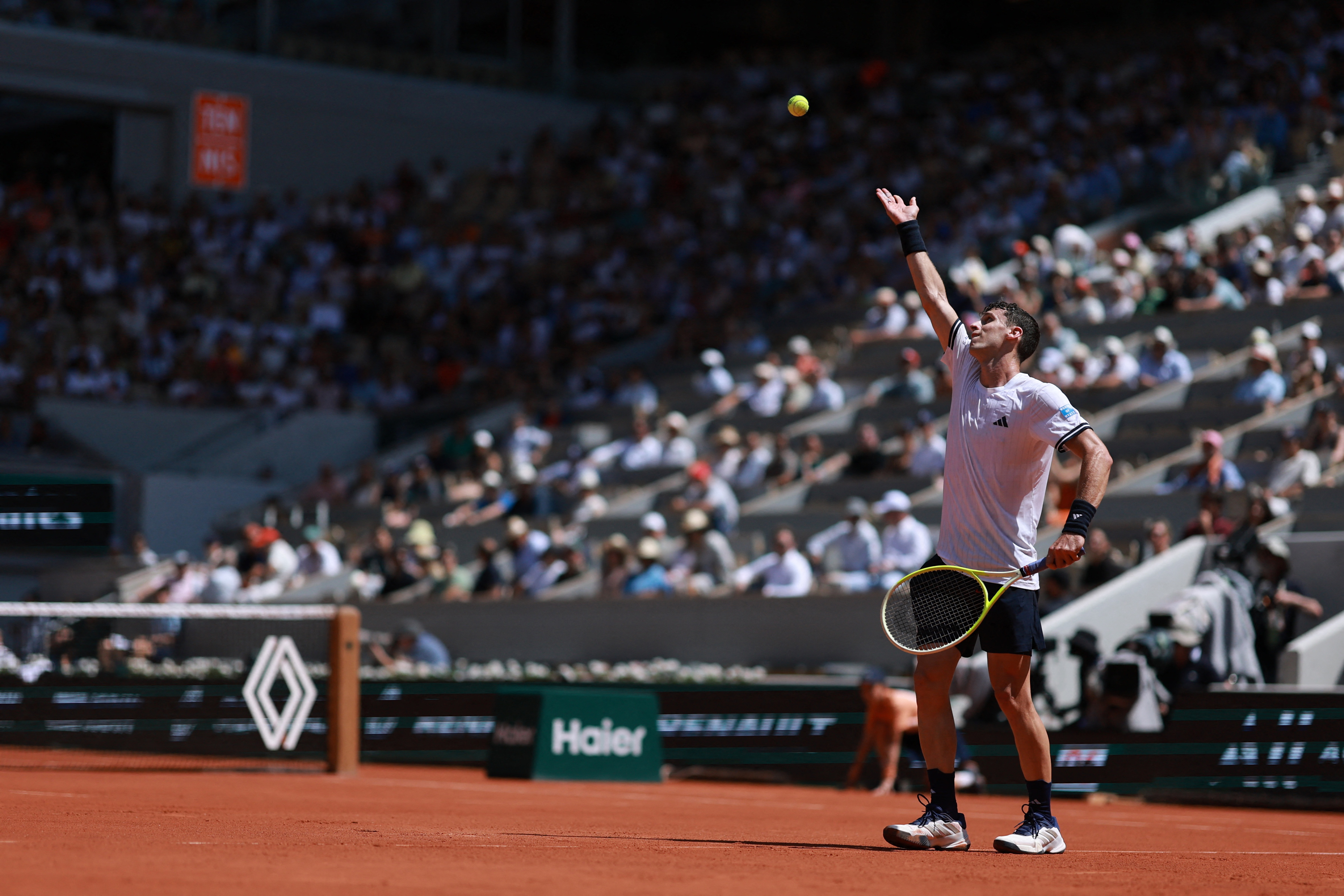 Batacazo argentino en Roland Garros: Juan Manuel Cer&uacute;ndolo aprovech&oacute; los problemas de Jannik Sinner y elimin&oacute; al 1? del mundo