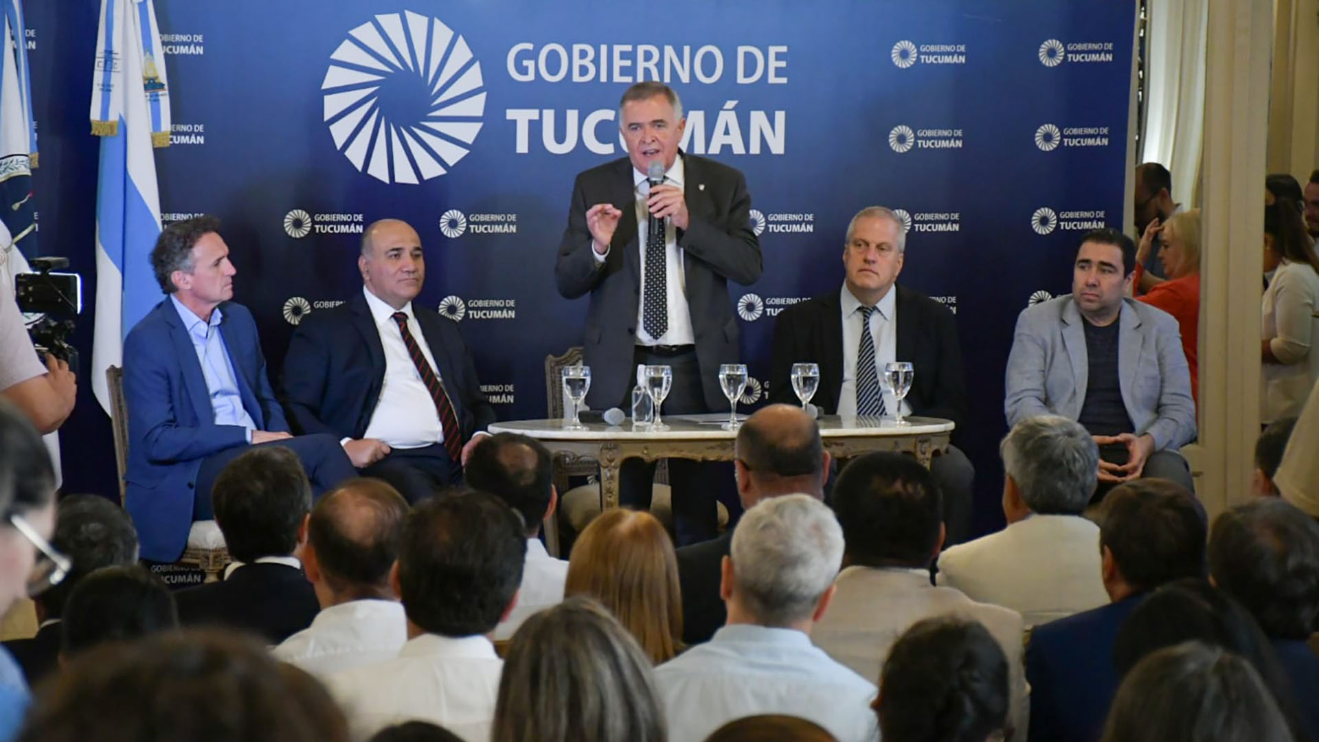 Osvaldo Jaldo, a cargo de la gobernación de Tucumán, es uno de los que anticipó que el martes en su provincia se trabajará normalmente