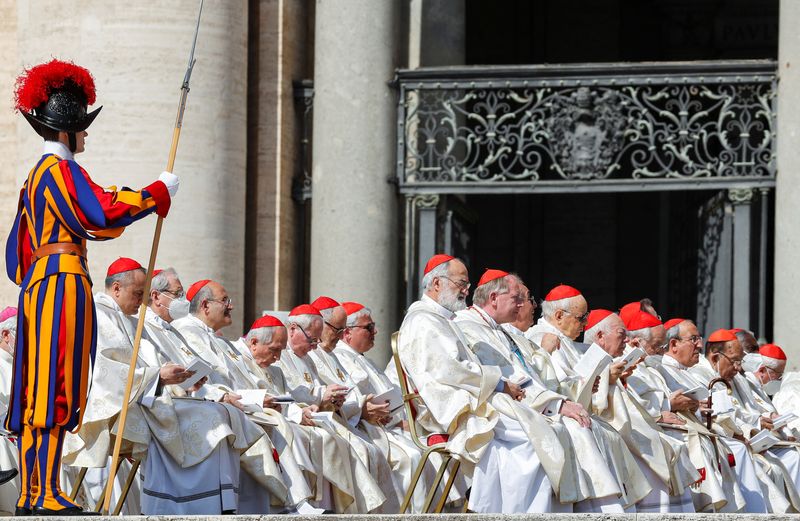 Cardenales en una misa en el Vaticano (Reuters)