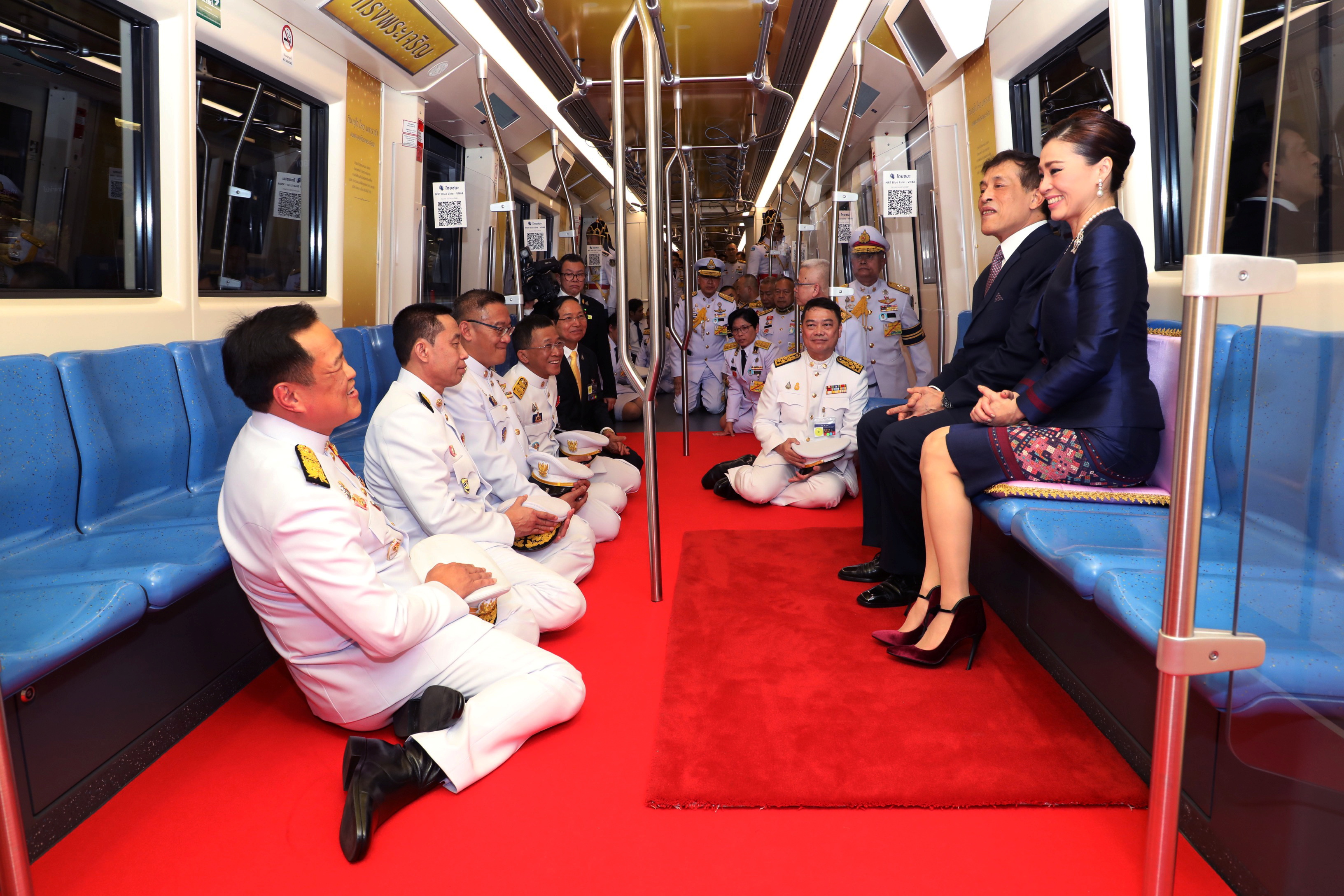 El rey Maha Vajiralongkorn y la reina Suthida de Tailandia viajan en un tren durante la inauguración de una nueva estación de metro en Bangkok, Tailandia, el 14 de noviembre de 2020. (Oficina de la Casa Real a través de REUTERS)