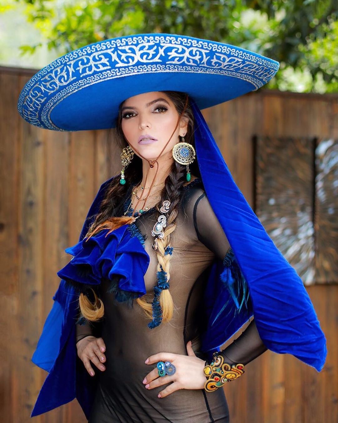 Ana Bárbara causó sensación con traje típico mexicano transparente - Infobae