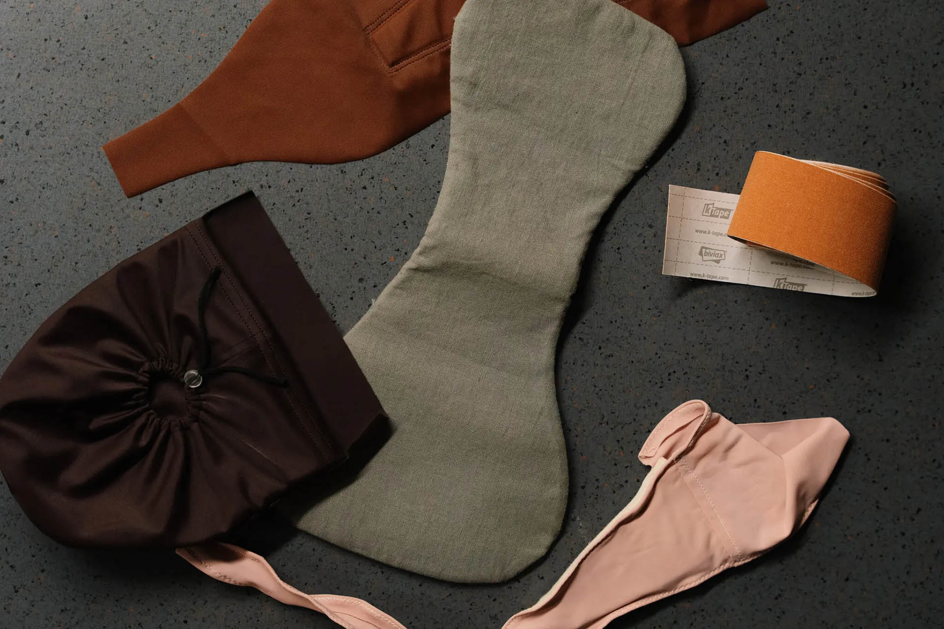 Steinrock utiliza una gama de prendas y barreras de pudor, como bolsas, almohadillas y tangas sin tirantes, para mantener a salvo a los actores cuando interpretan escenas íntimas