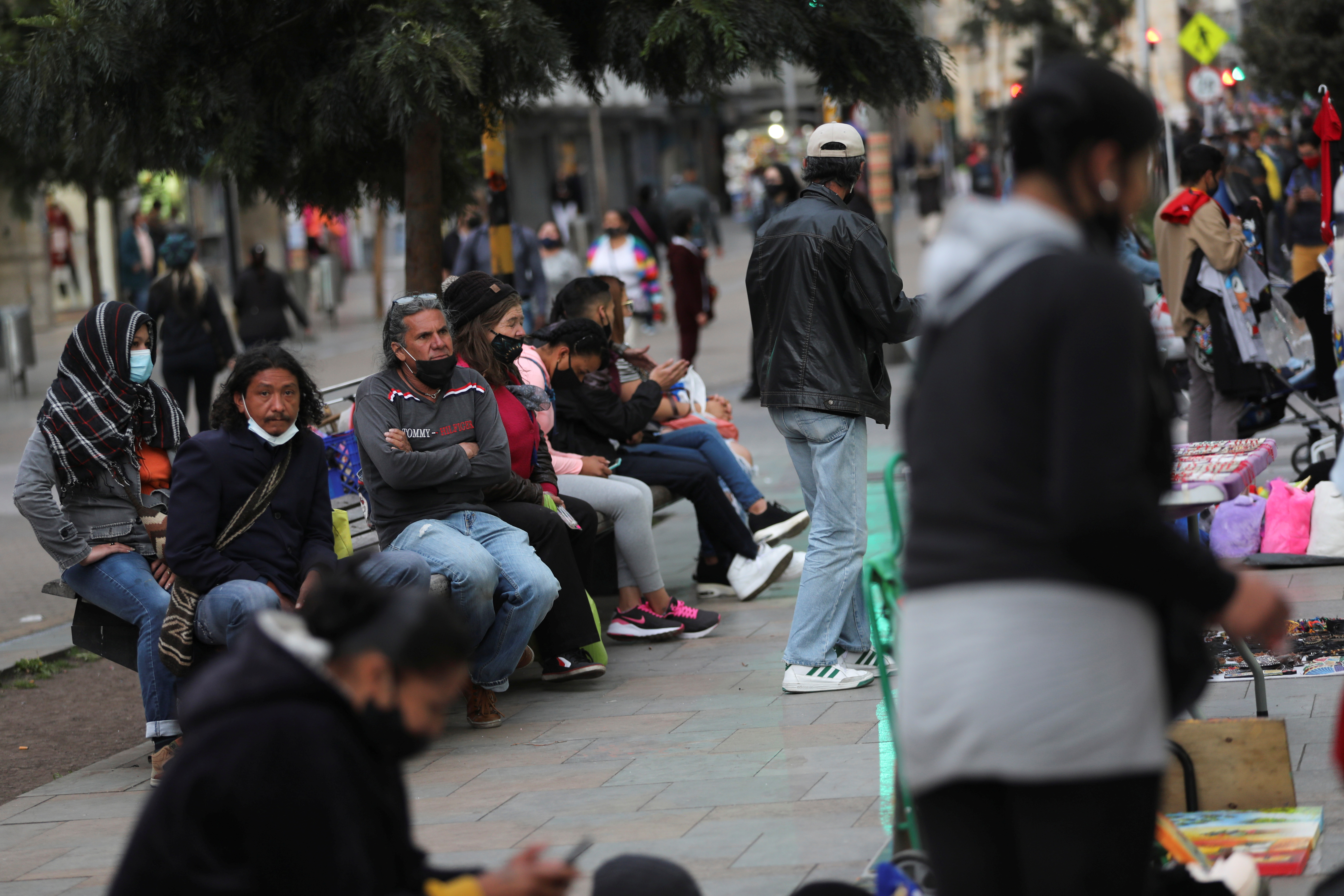 La gente se sienta en espacios públicos sin guardar distancia social, en medio del brote de la enfermedad por coronavirus (COVID-19) en Bogotá. Foto tomada el 23 de octubre de 2020. REUTERS/Luisa González