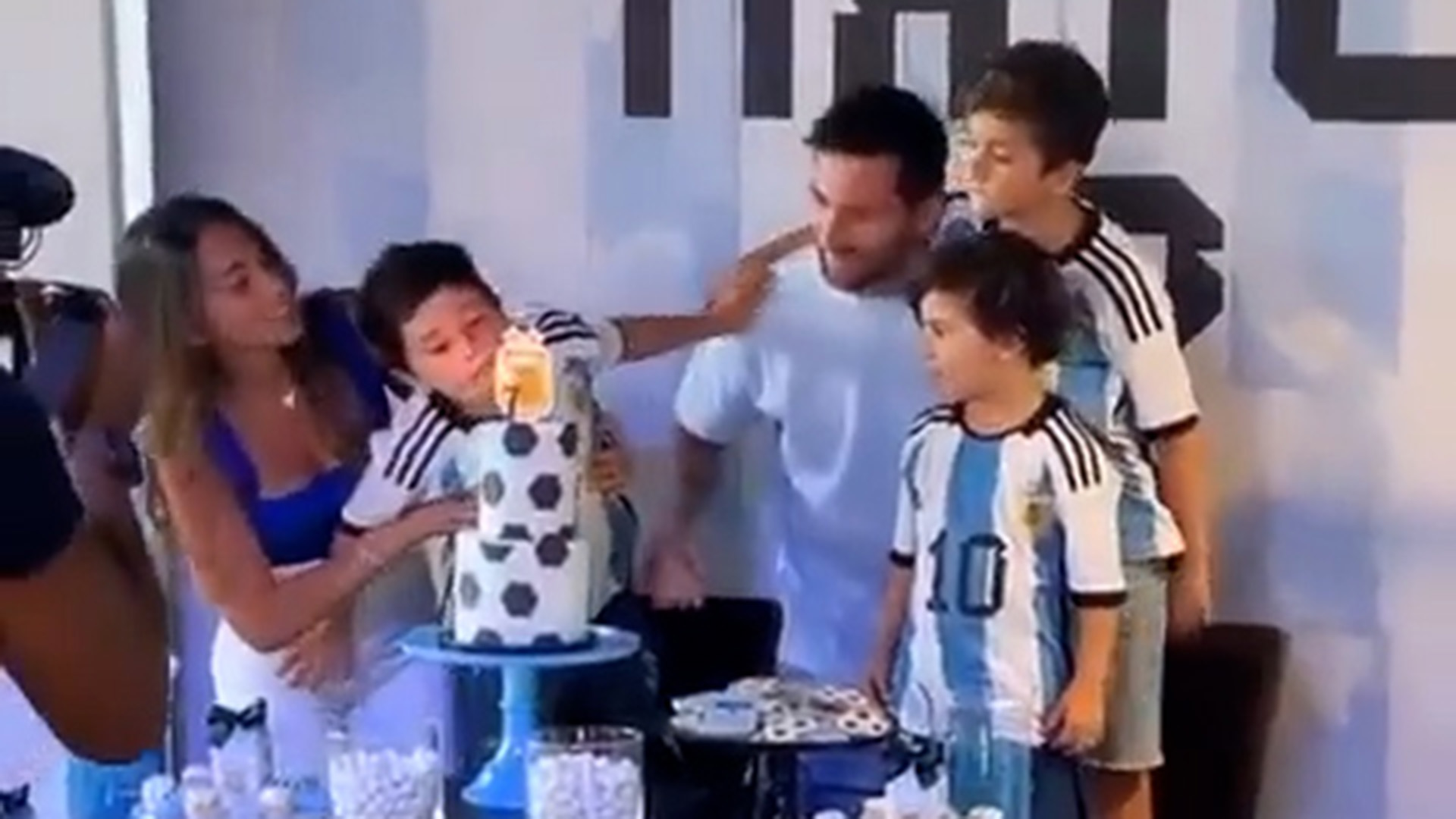 Con el Mundial en la mira de toda la familia Messi: las imágenes del  cumpleaños de Mateo, con una temática muy especial - Infobae