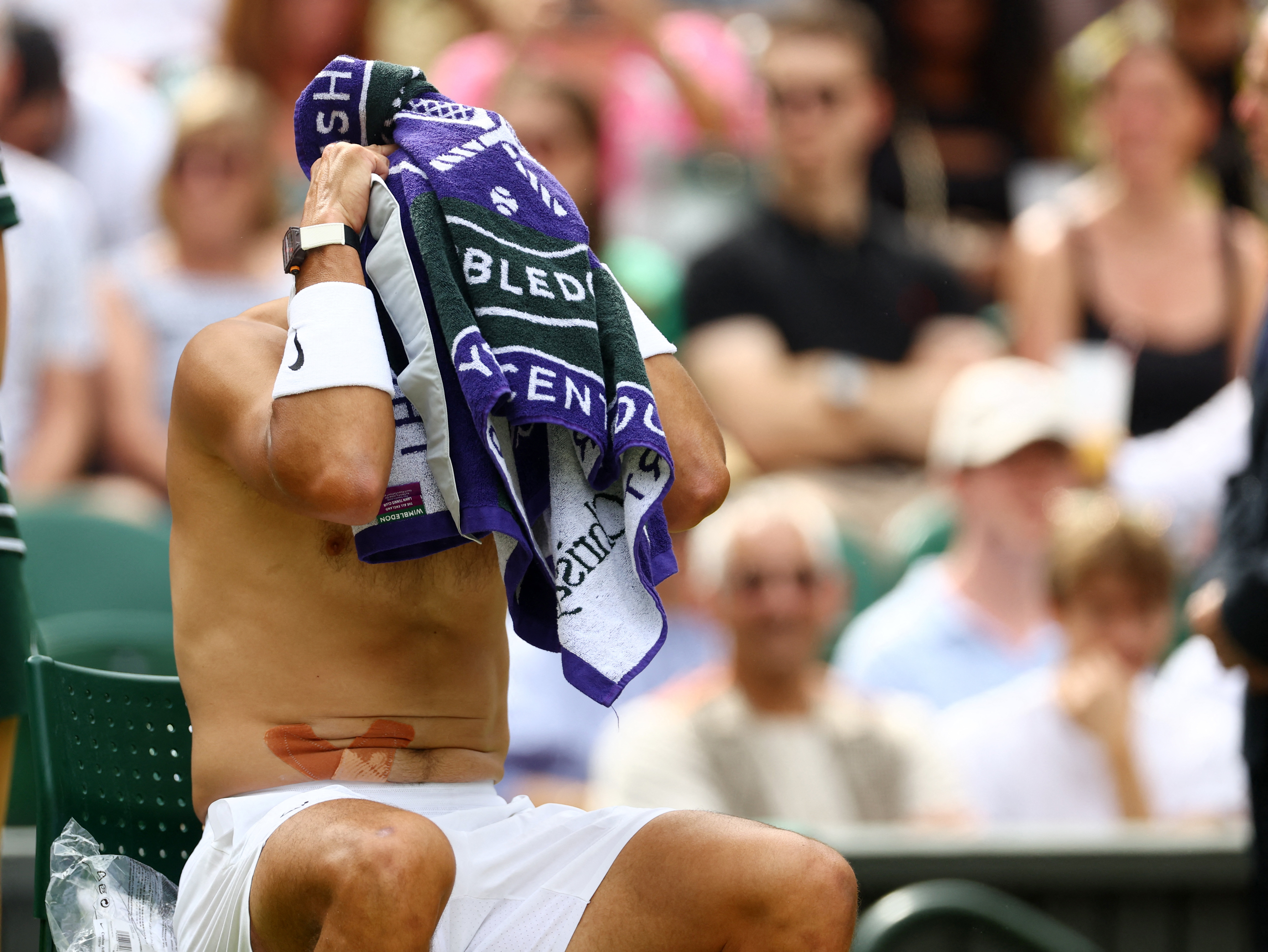 Nadal jugó casi todo el partido con unas vendas médicas en la zona de la lesión (Foto: Reuters)