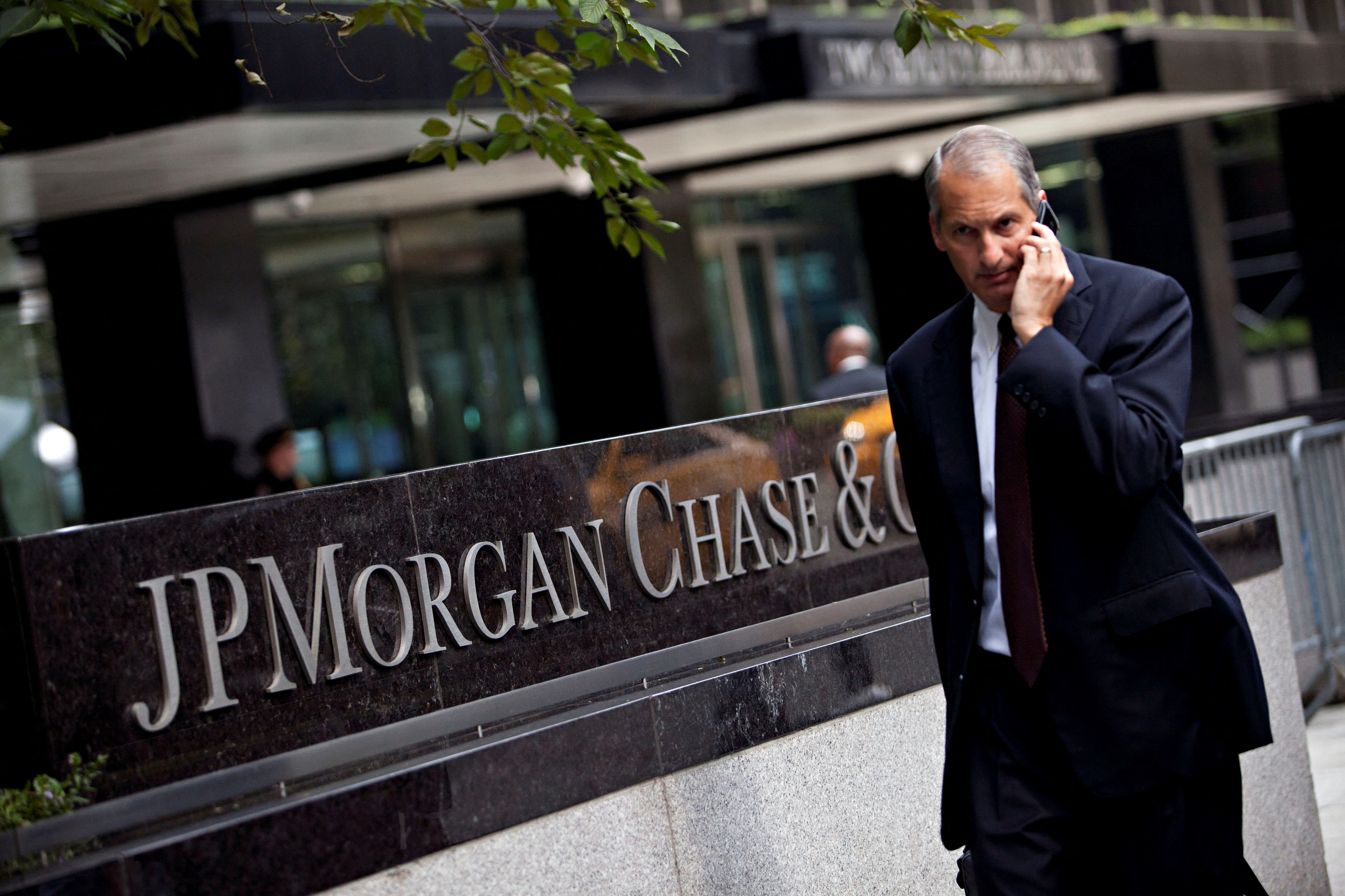 Posible auge en acciones argentinas si se elimina el cepo cambiario, seg&uacute;n JP Morgan