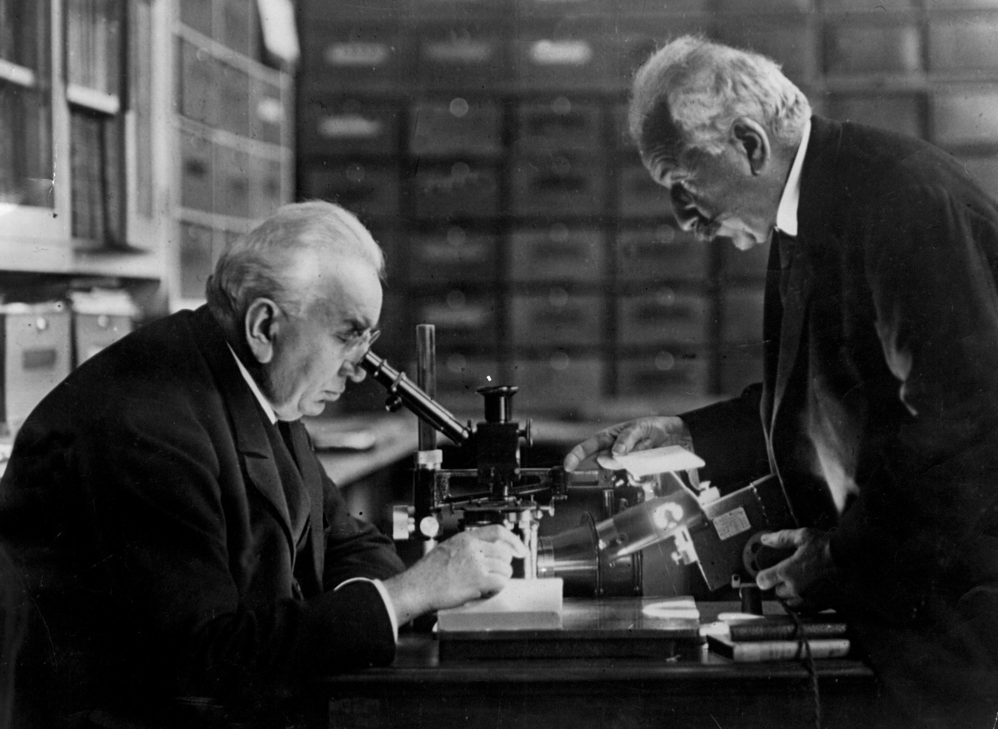 Los hermanos Louis Lumière (i) y Auguste Lumière, en su estudio. (EFE/Ministere de L'Information/ma/Archivo)
