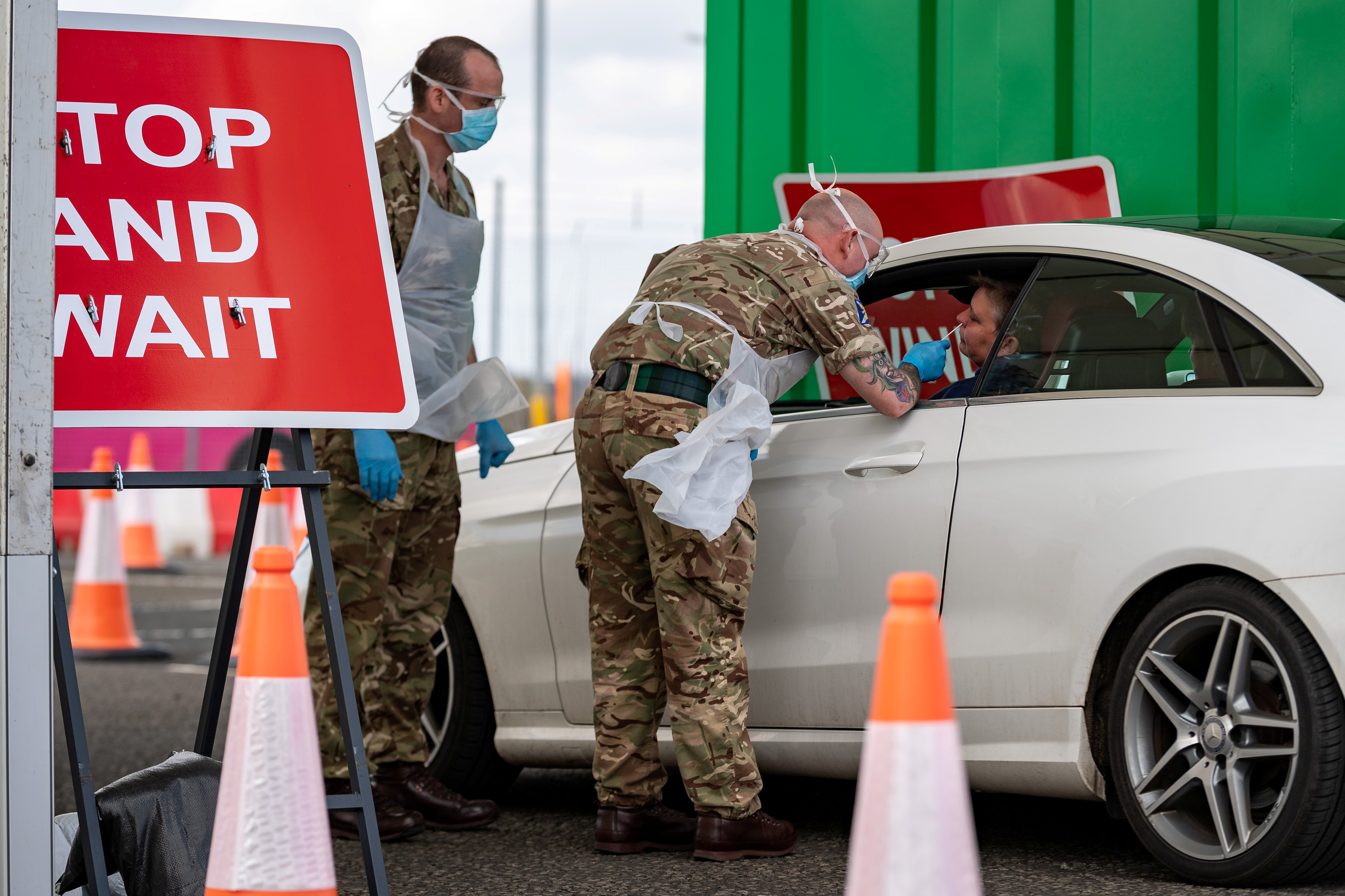 Soldados realizan testeos a personas en el aeropuerto de Glasgow (Cpl Nathan Tanuku/CROWN COPYRIGHT 2020/Handout via REUTERS) 