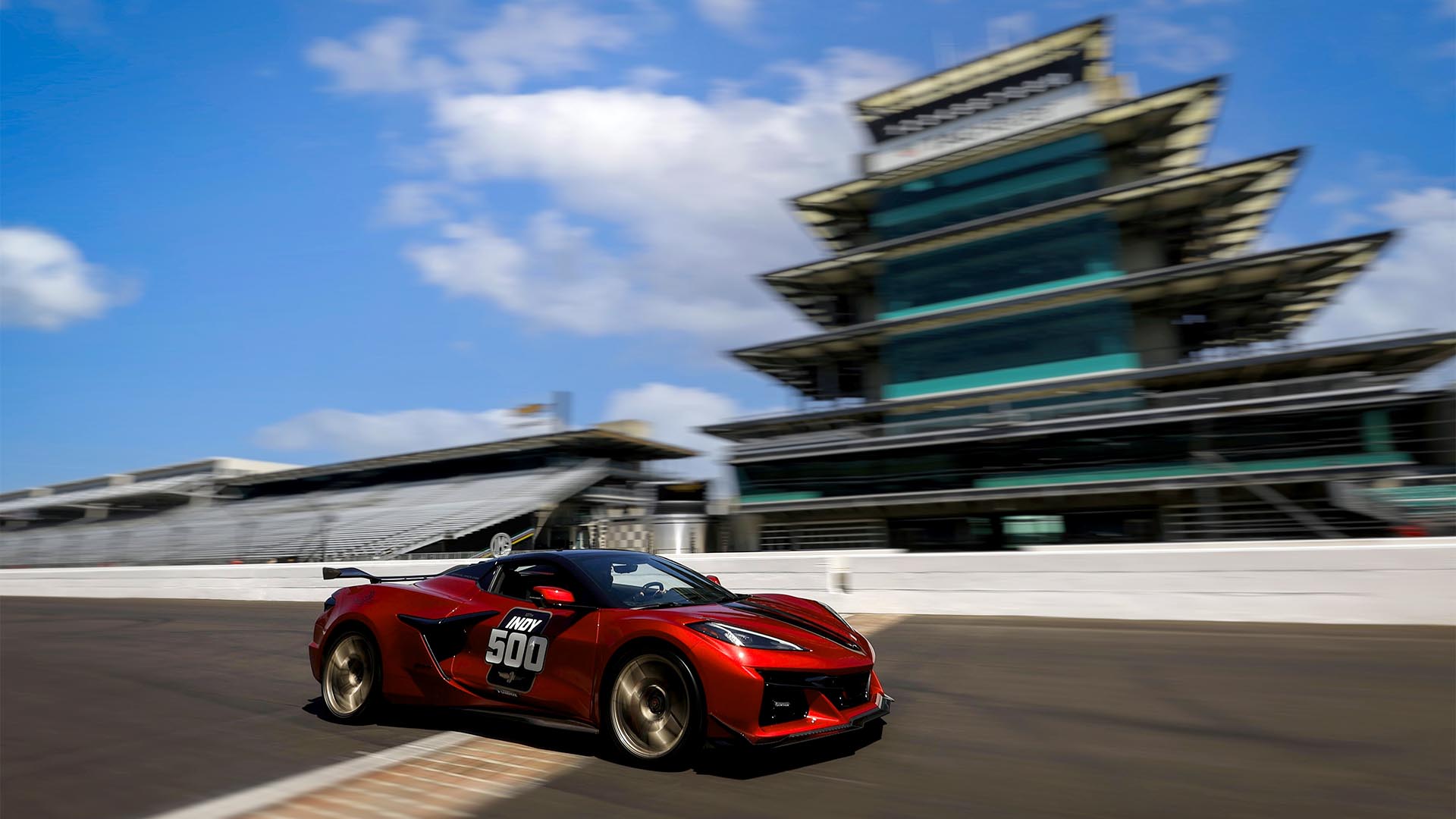 El Chevrolet Corvette Z06 Hardtop Convertible pasando por la línea de llegada de Indianápolis con la Pagoda de fondo, la tradicional torre de la pista más famosa de Estados Unidos