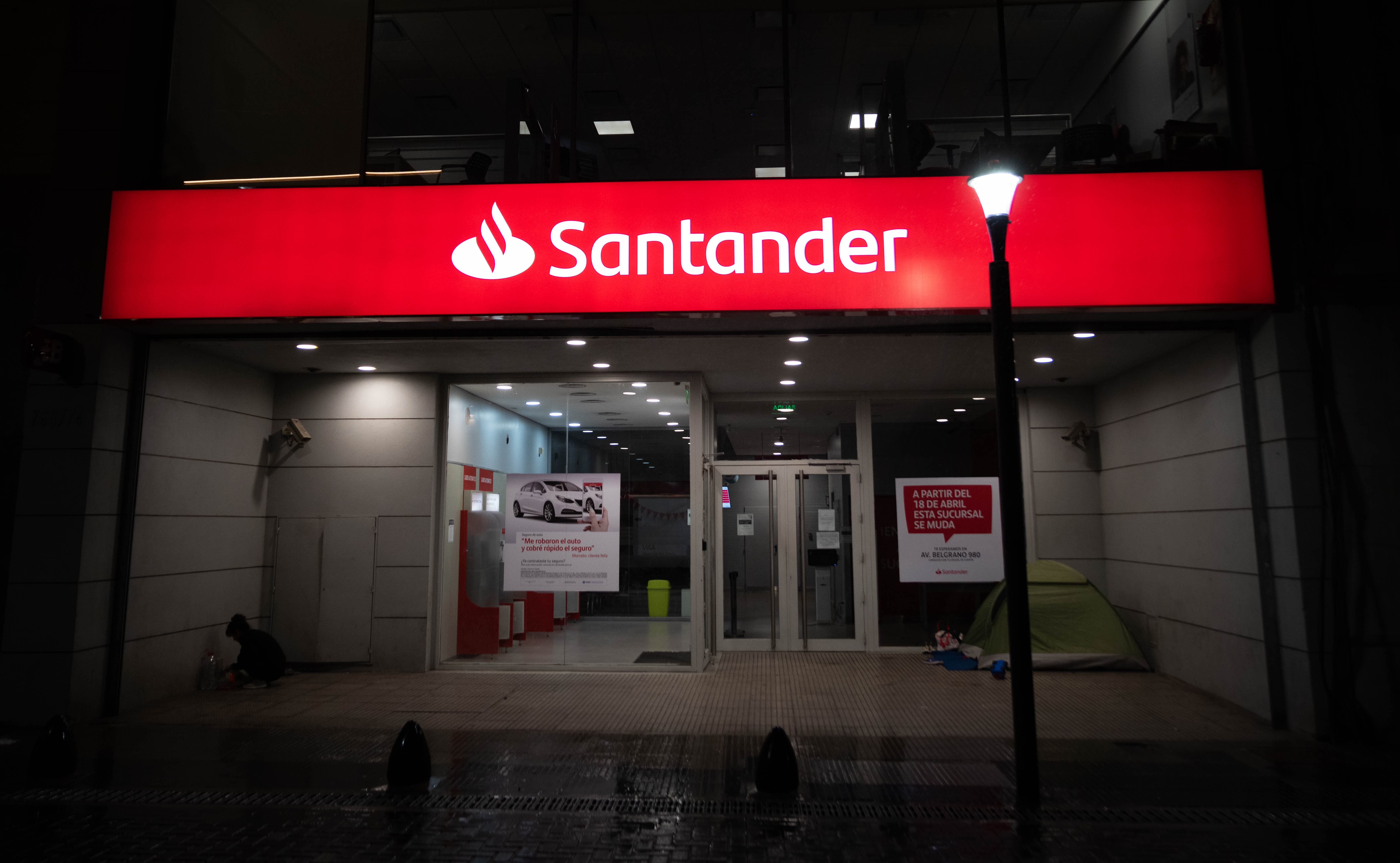 Ante el frío y la pandemia, los halls de los bancos donde están los cajeros automáticos resultan un lugar seguro para pasar las noches.