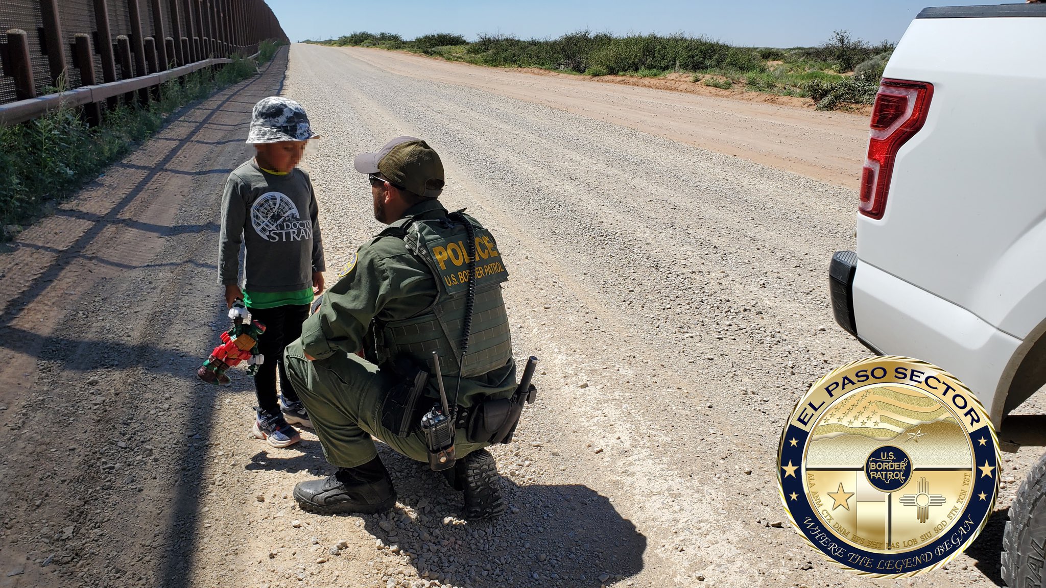 Un niño ecuatoriano de 4 años fue encontrado por agentes fronterizos estadounidenses. El pequeño caminaba solo. Hasta julio de 2022 se encontraron a 502 ecuatorianos menores de 18 años. (Foto: Patrulla Fronteriza de El Paso).