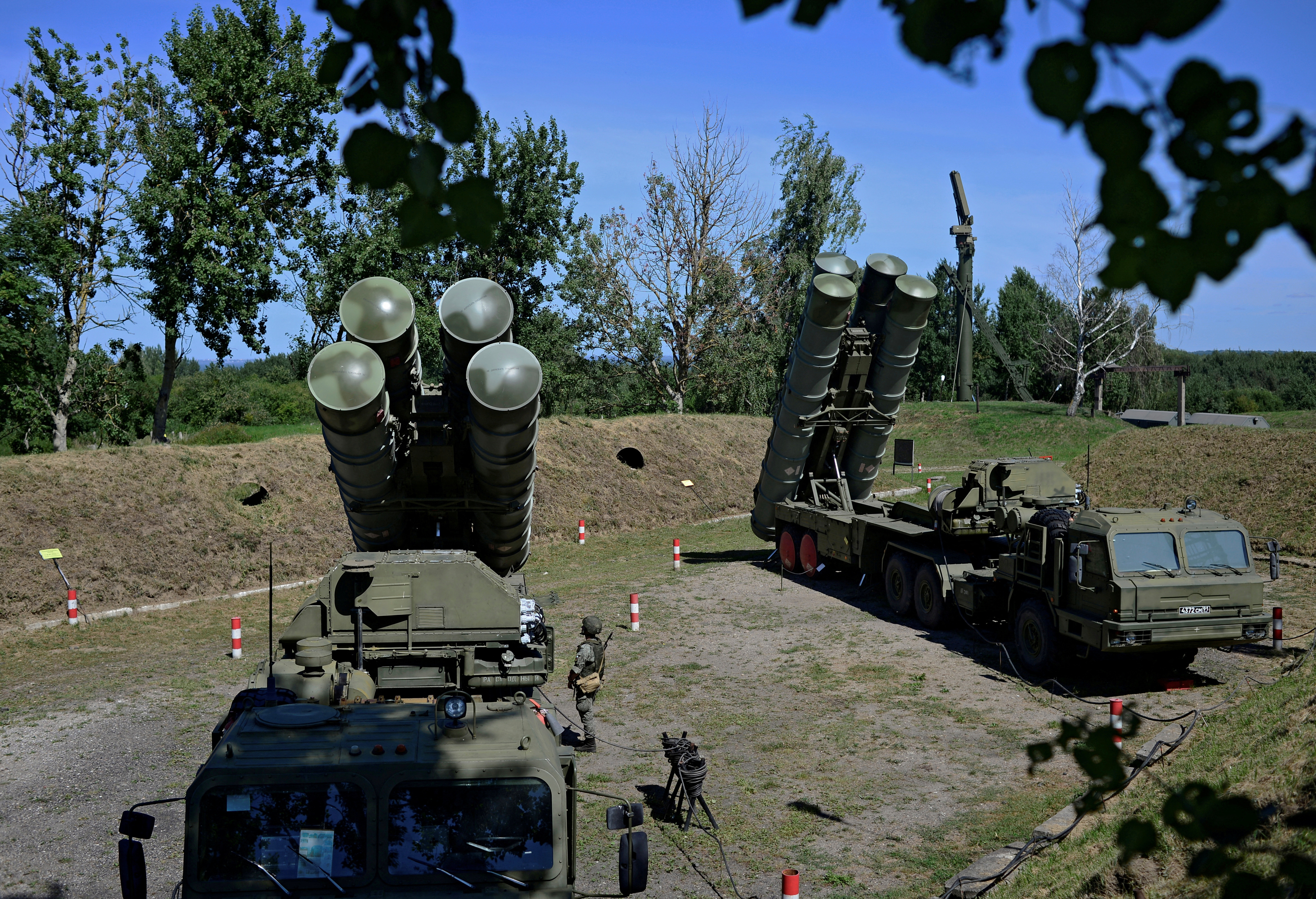 Los sistemas rusos de defensa antiaérea con misiles S-400 se ven durante un ejercicio de entrenamiento en una base militar en la región de Kaliningrado, Rusia, el 11 de agosto de 2020. (REUTERS/Vitaly Nevar/archivo)