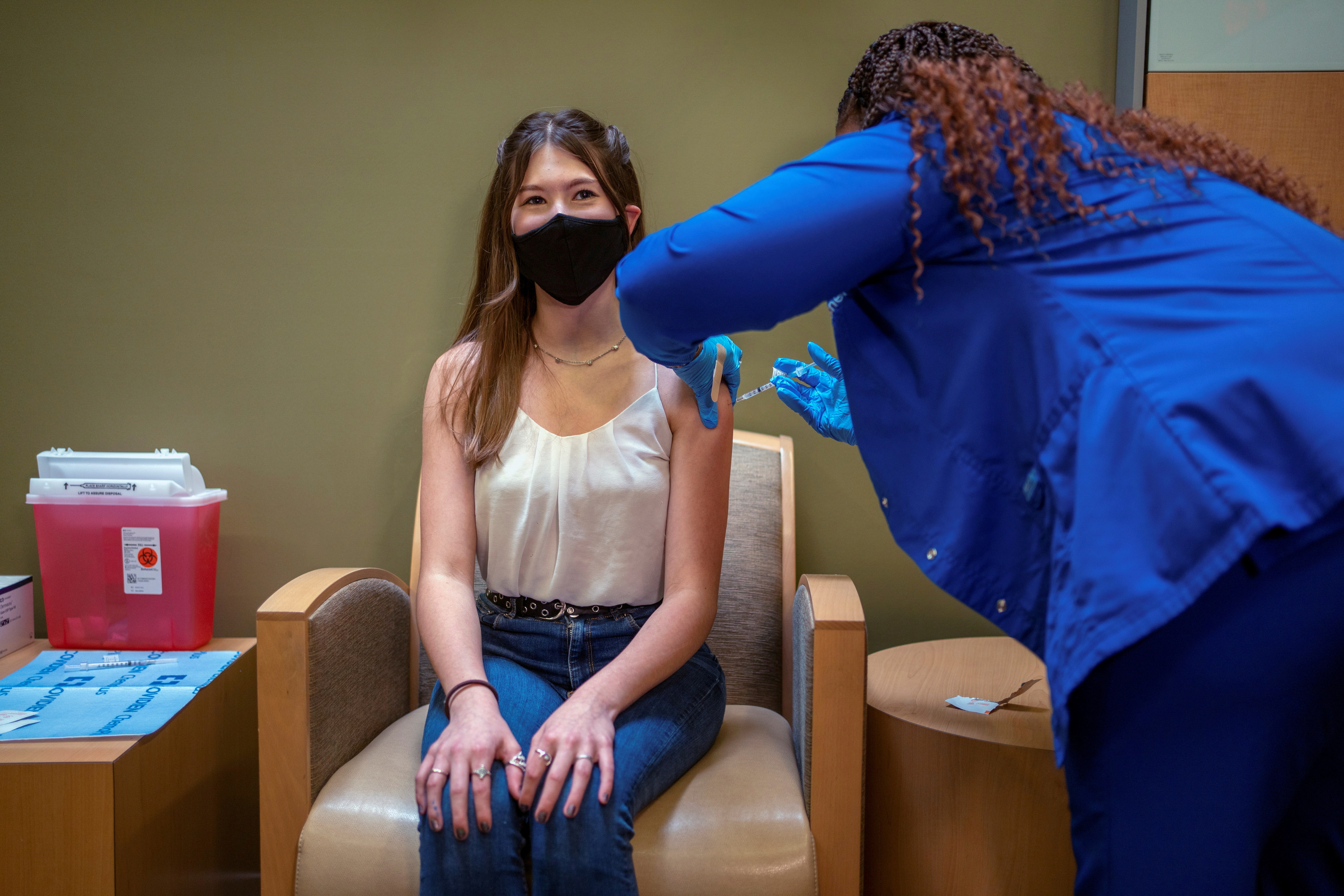 Ava Kreutziger, de 14 años, recibiendo su primera dosis de la vacuna contra el COVID 19
