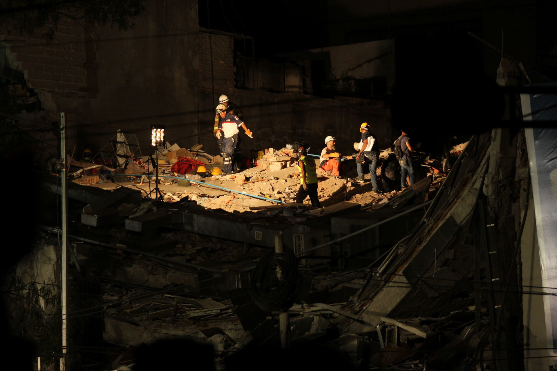 Continúan labores de búsqueda y rescate del edificio colapsado en avenida Nuevo León (Foto: Cuartoscuro)