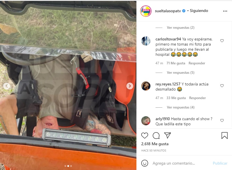 Los usuarios criticaron que el actor se tomó fotos antes de que saliera del vehículo
(Foto: @ferrcarrillo/Instagram)
