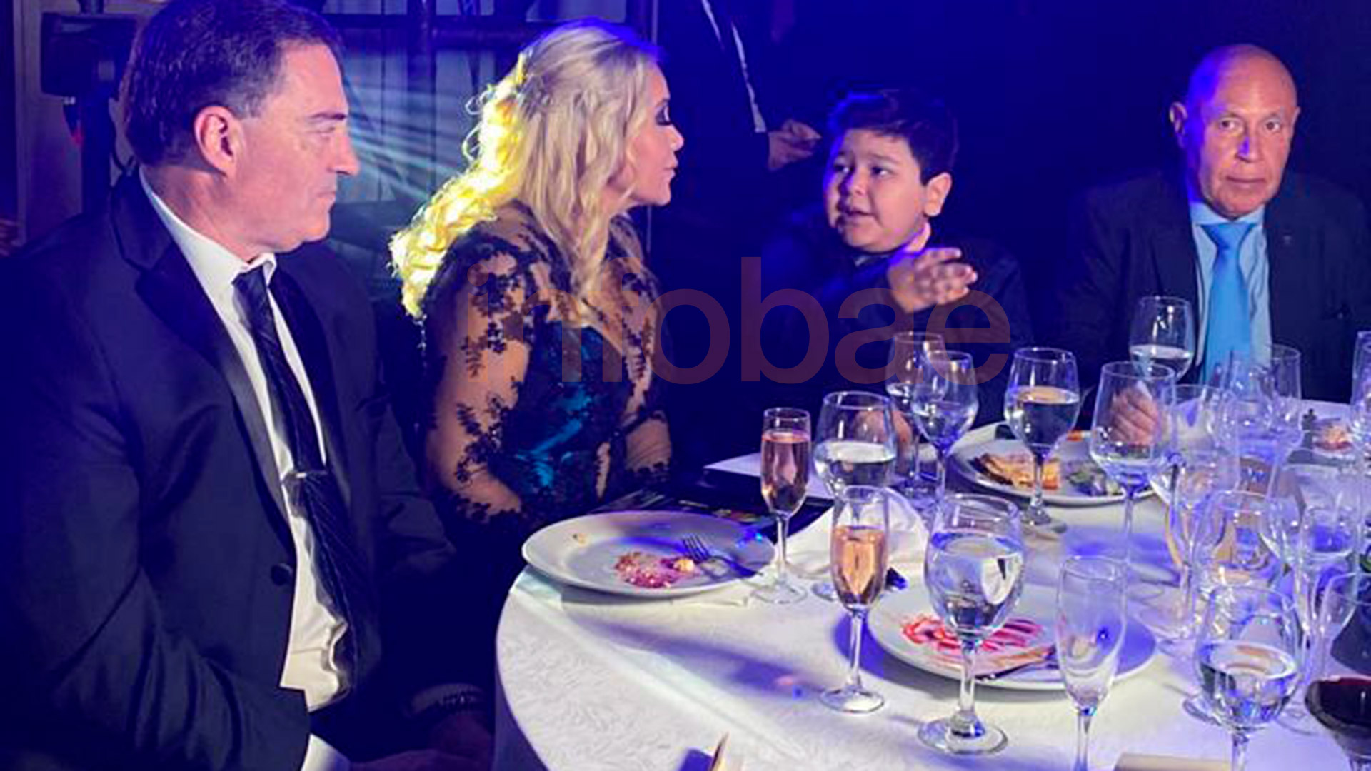 Verónica Ojeda with her son Dieguito Fernando and Mario Baudry at the Martín Fierro 2022 ceremony