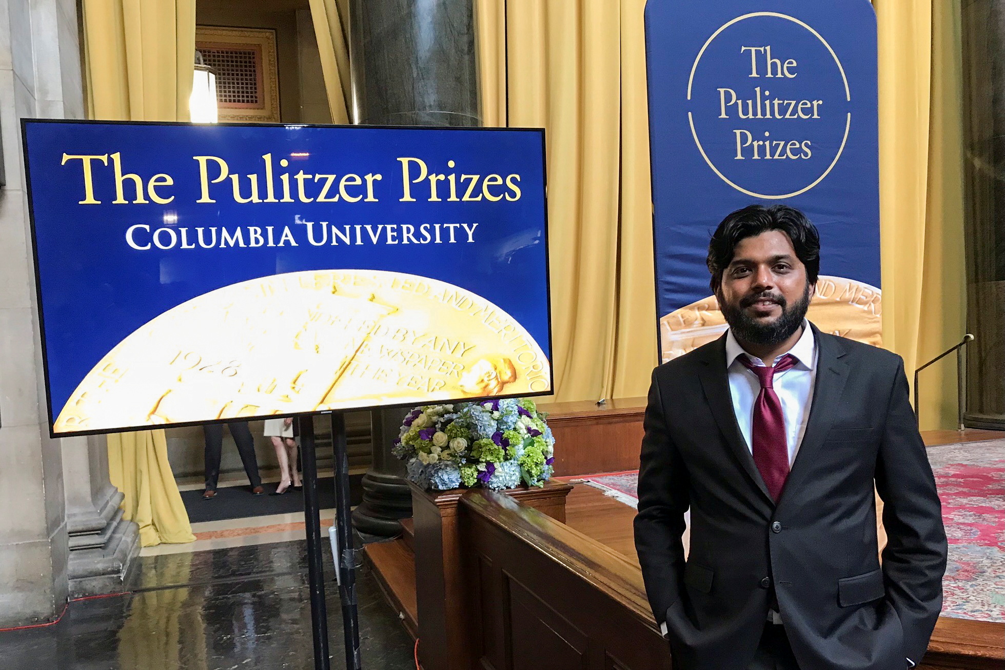 Danish Siddiqui, fotógrafo de Reuters con sede en la India, posa para una foto en la Biblioteca Low Memorial de la Universidad de Columbia durante la ceremonia de entrega del Premio Pulitzer, en Nueva York, Estados Unidos, el 30 de mayo de 2018 (Reuters)