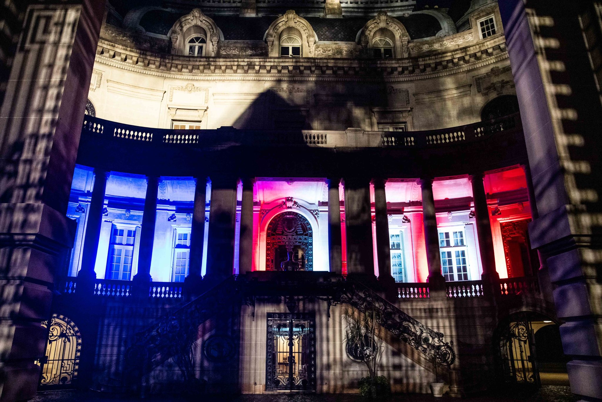 El Palacio San Martín, iluminado con el fin de conmemorar los 200 años de relaciones diplomáticas entre Argentina y Estados Unidos (Cancillería Argentina)
