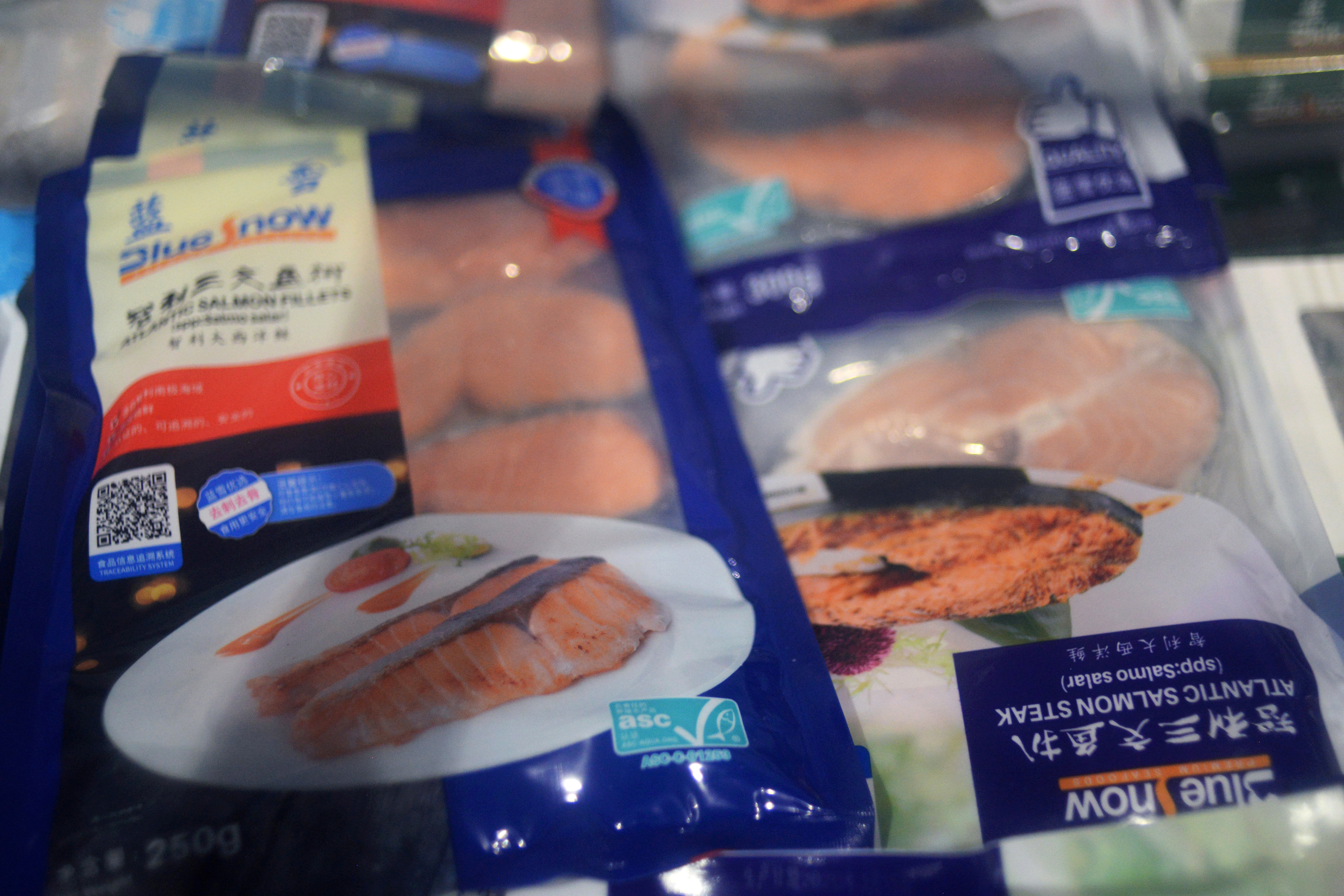 Congelados de salmón importado en un supermercado, luego de nuevos casos de infecciones por coronavirus en Beijing, China (Reuters)