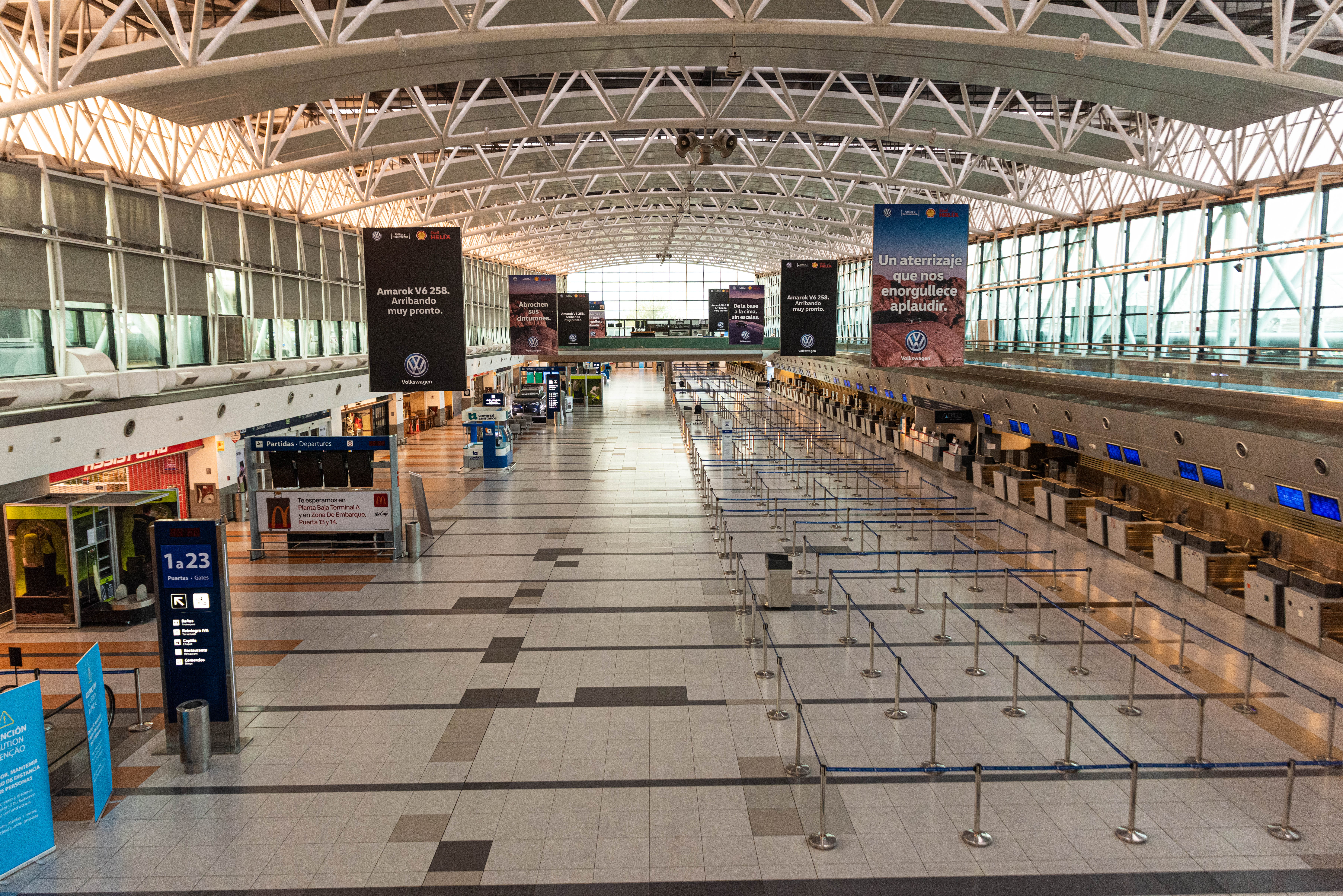 El aeropuerto de Ezeiza, vacío. Solo se operan vuelos especiales