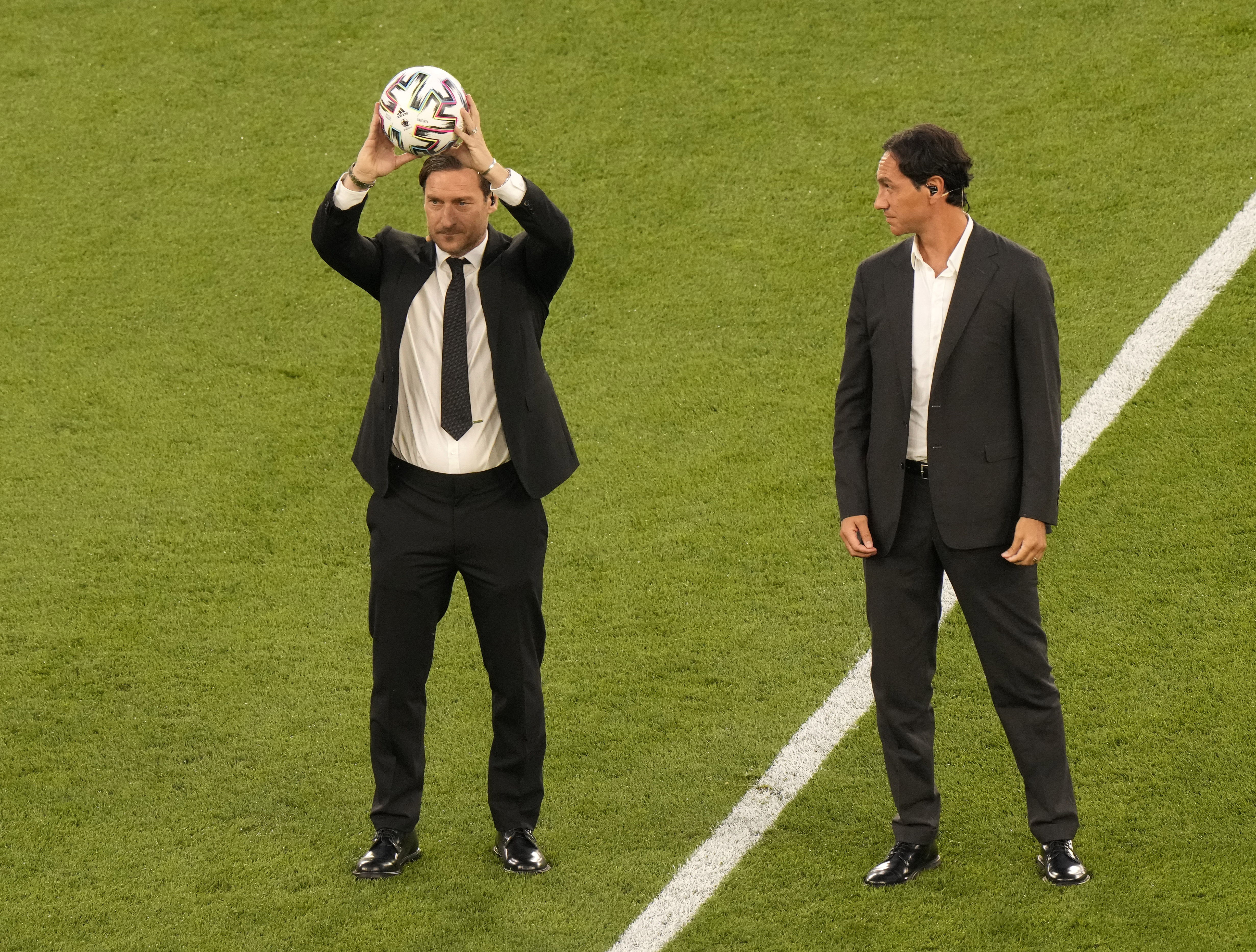 Francesco Totti y Alessandro Nesta presentaron la pelota de la Eurocopa en el duelo de Italia ante Turquía (REUTERS/Andrew Medichini)