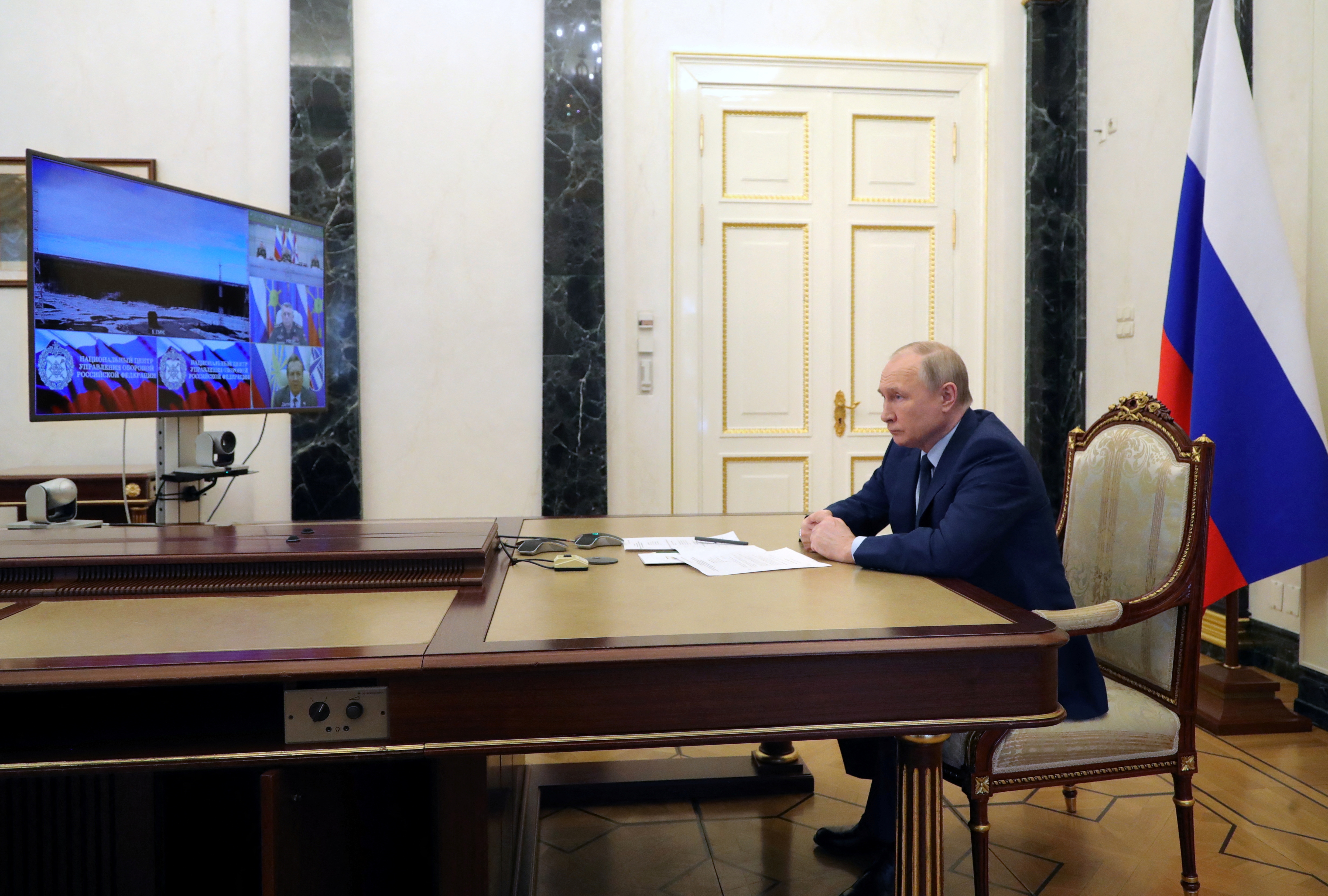 El presidente ruso Vladimir Putin observa un lanzamiento de prueba del misil balístico intercontinental Sarmat (Sputnik/Mikhail Klimentyev/Kremlin vía REUTERS)