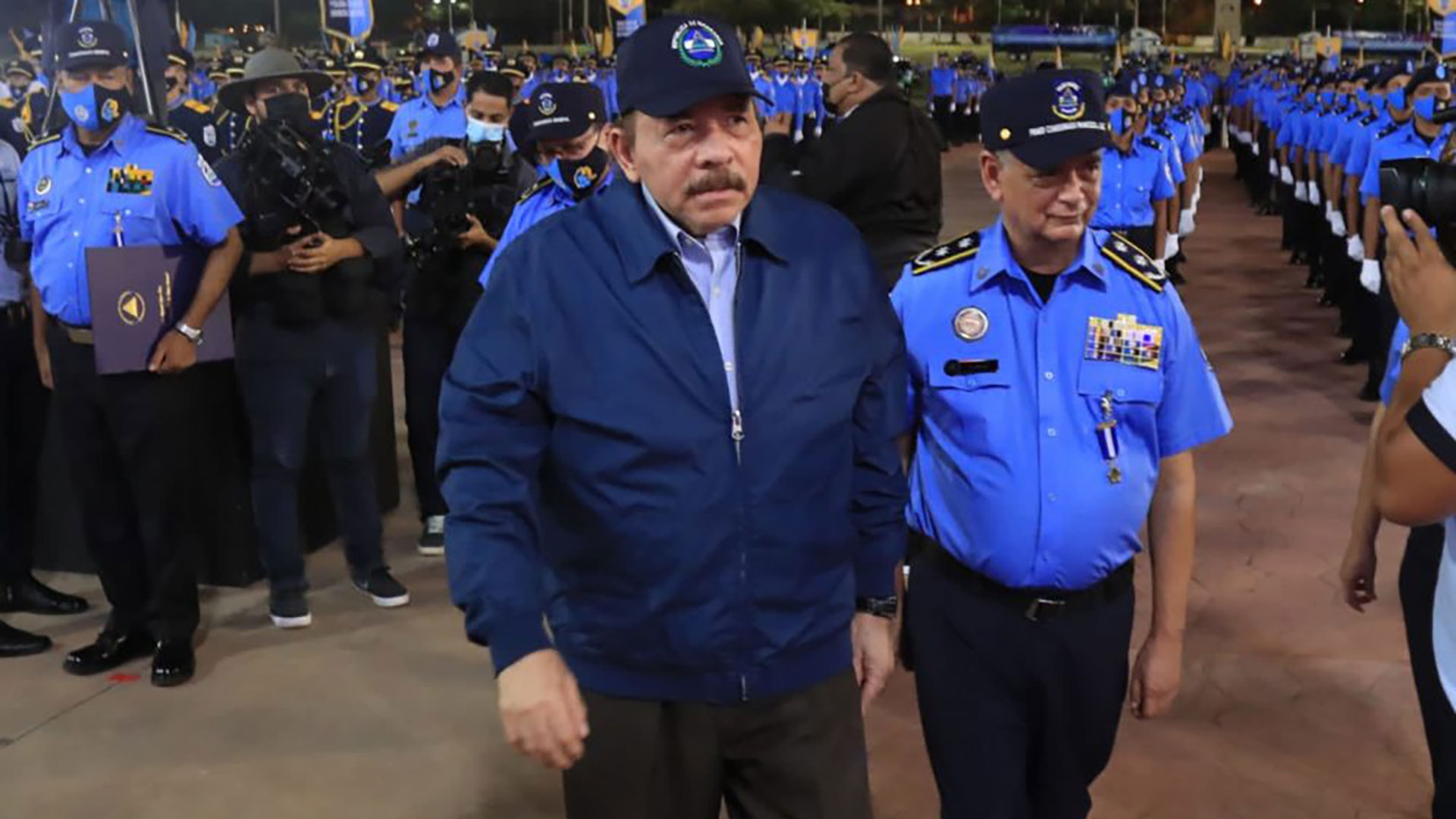 Daniel Ortega ha convertido a la policía nicaragüense en una policía política y familiar, señalan los opositores. En la foto a la par del jefe de la Policía, comisionado Francisco Díaz, que a su vez es consuegro de Ortega. (Foto archivo)