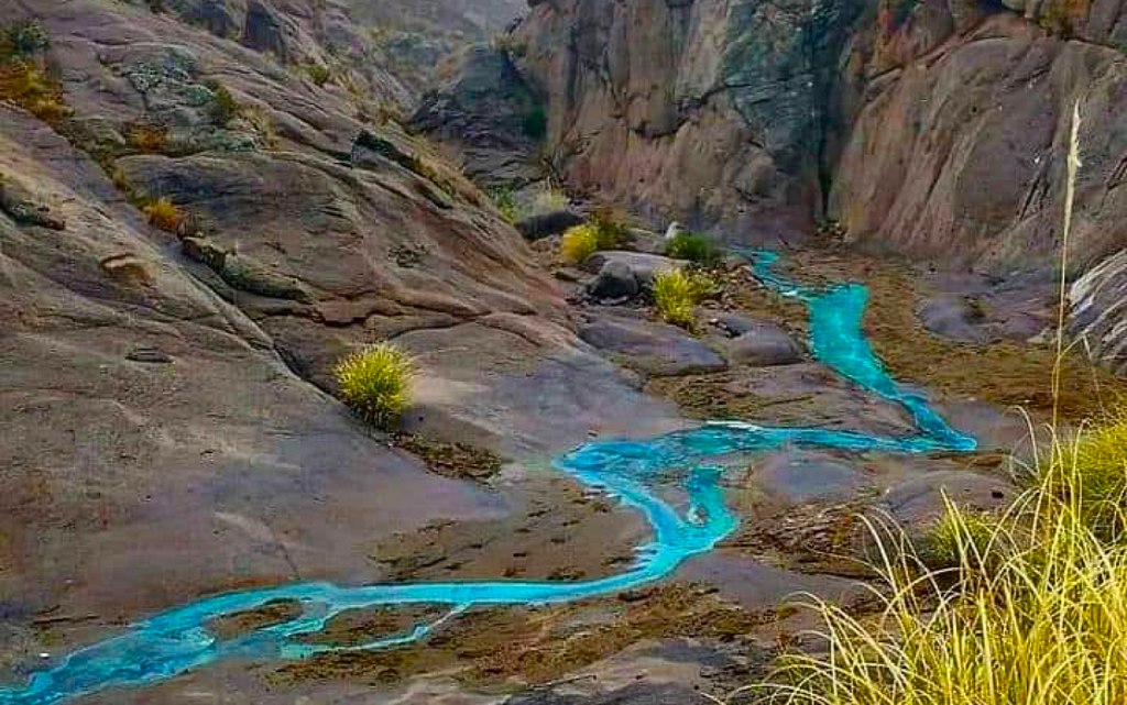 El asombroso río turquesa que une a dos provincias y está a 3.000 metros de altura: “Un tesoro escondido entre montañas” 