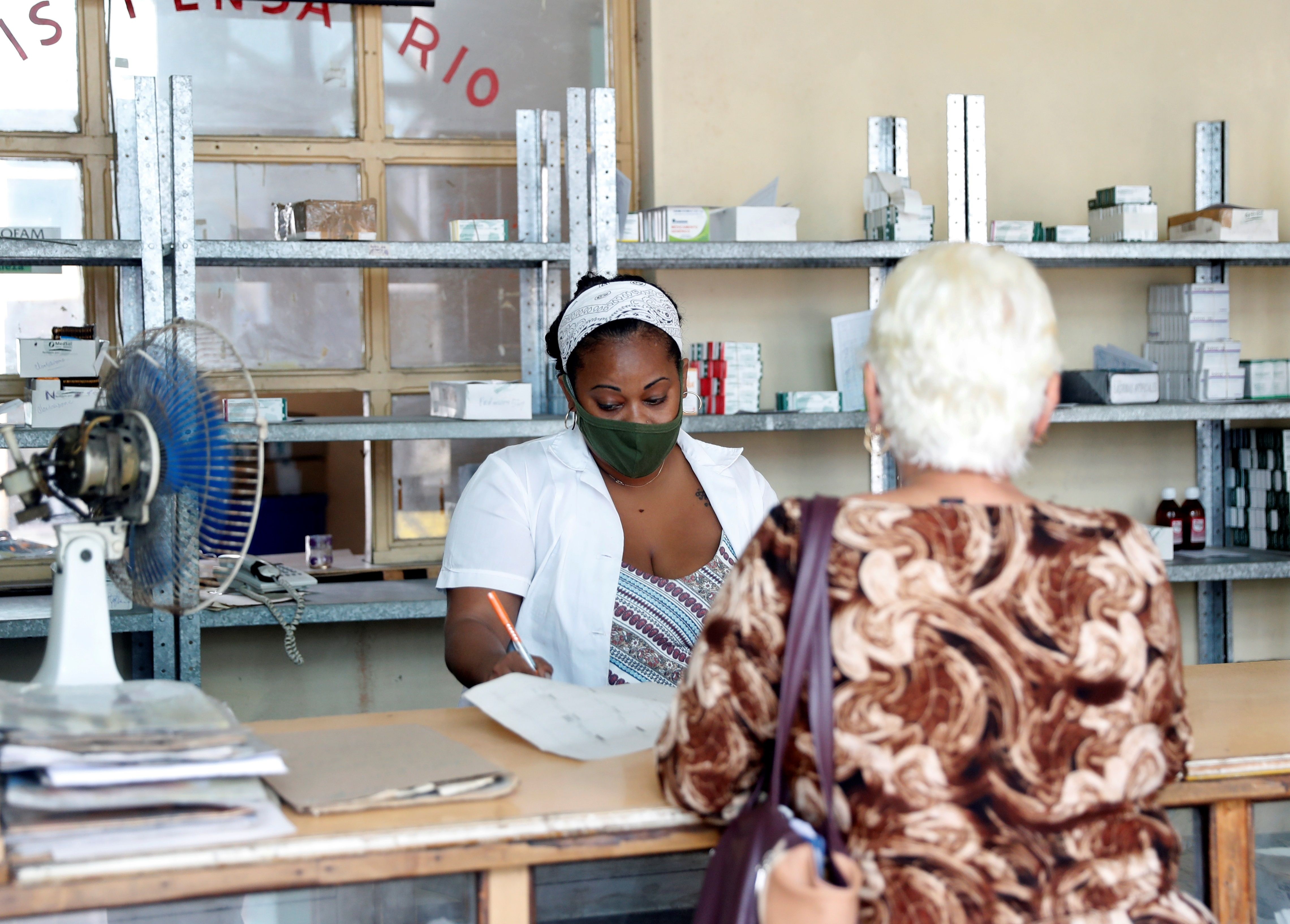Una mujer fue registrada al comprar medicamentos, en una farmacia poco abastecida, en La Habana (Cuba) (EFE/Yander Zamora)