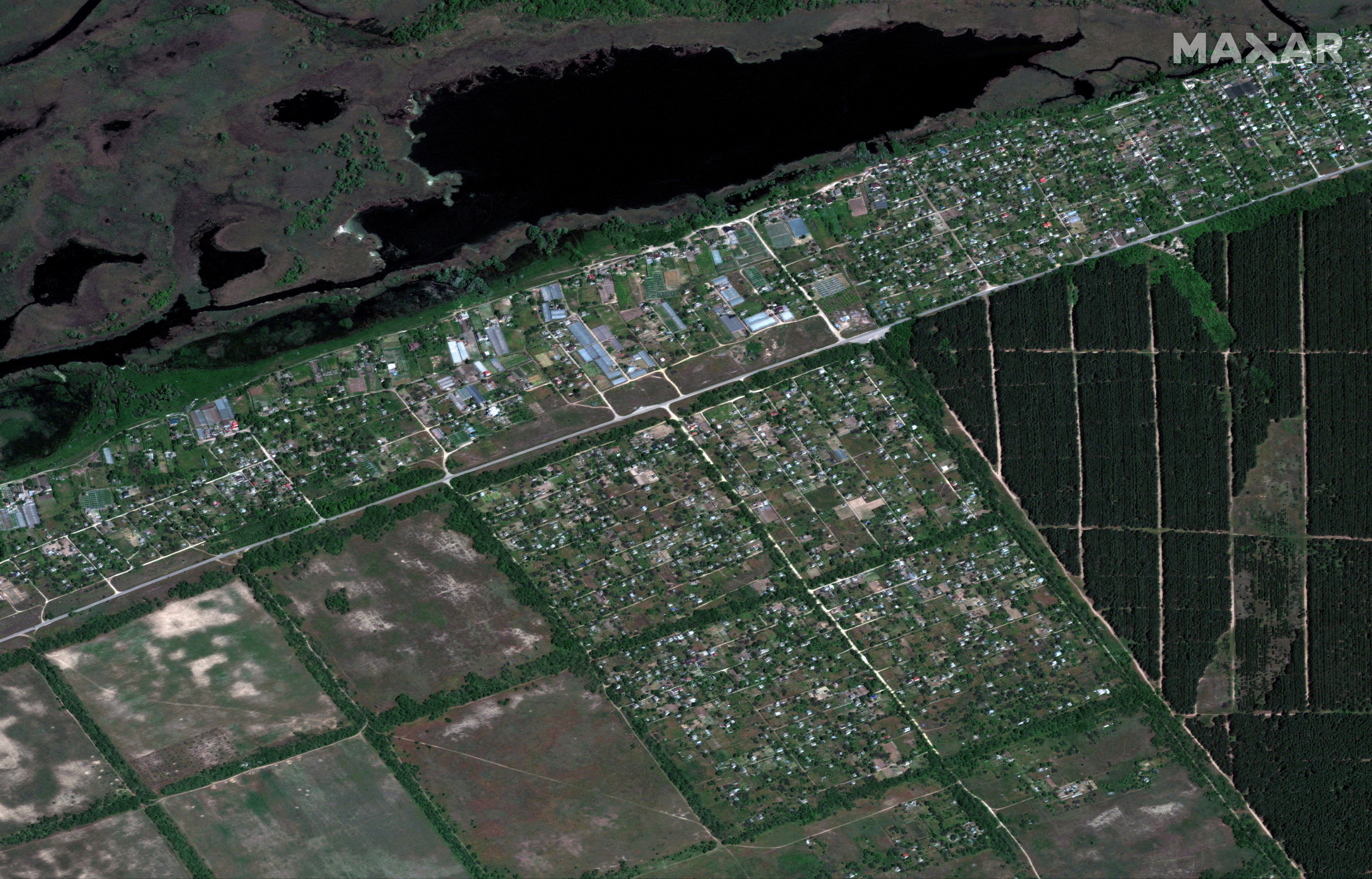 Una imagen de satélite muestra el pueblo de Krynky, Ucrania, 15 de mayo de 2023. Maxar Technologies/Handout via REUTERS
