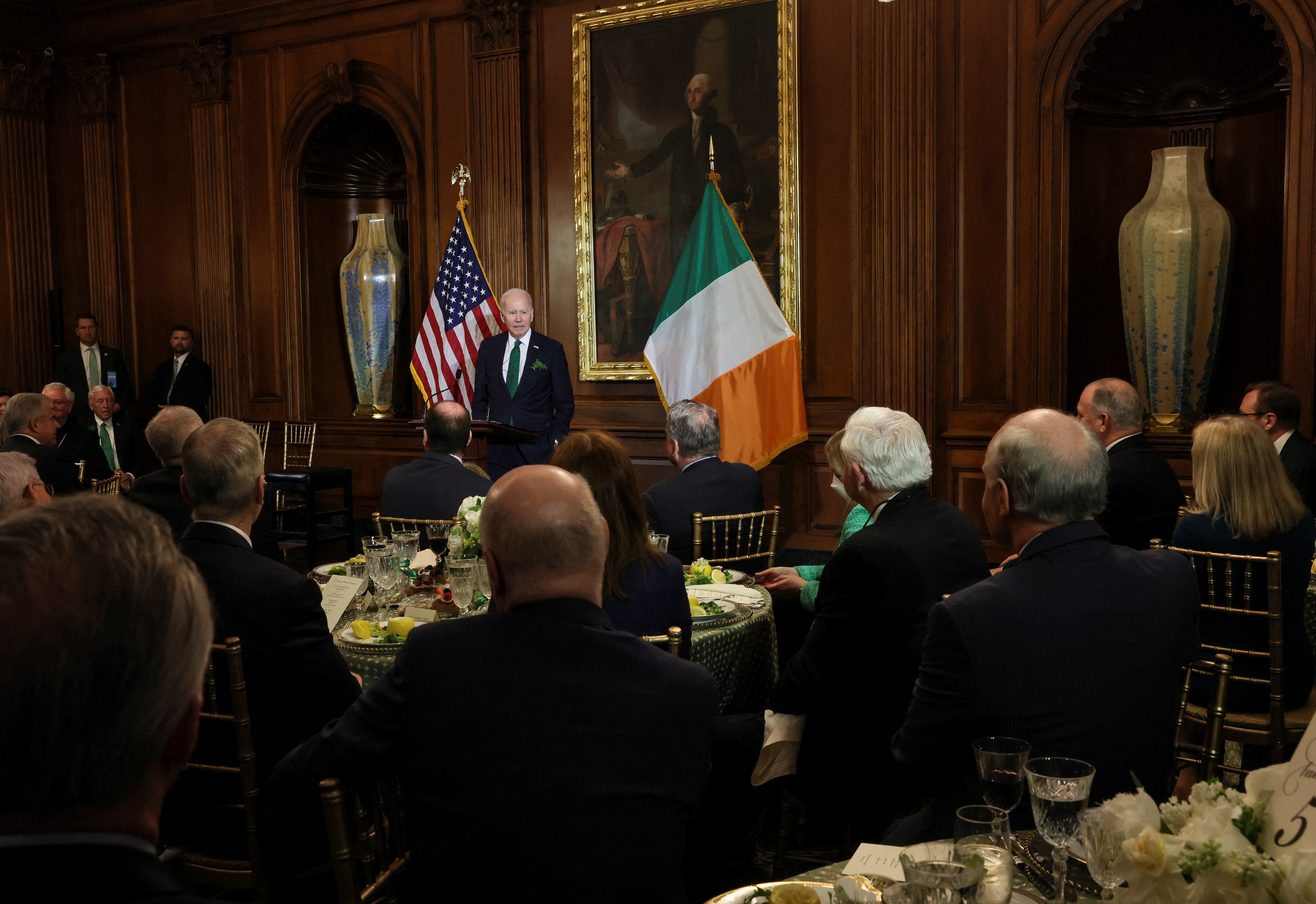 El presidente Joe Biden, pronuncia un discurso en el almuerzo anual del Día de San Patricio de los Amigos de Irlanda en el Capitolio de Estados Unidos este jueves (REUTERS/Leah Millis)