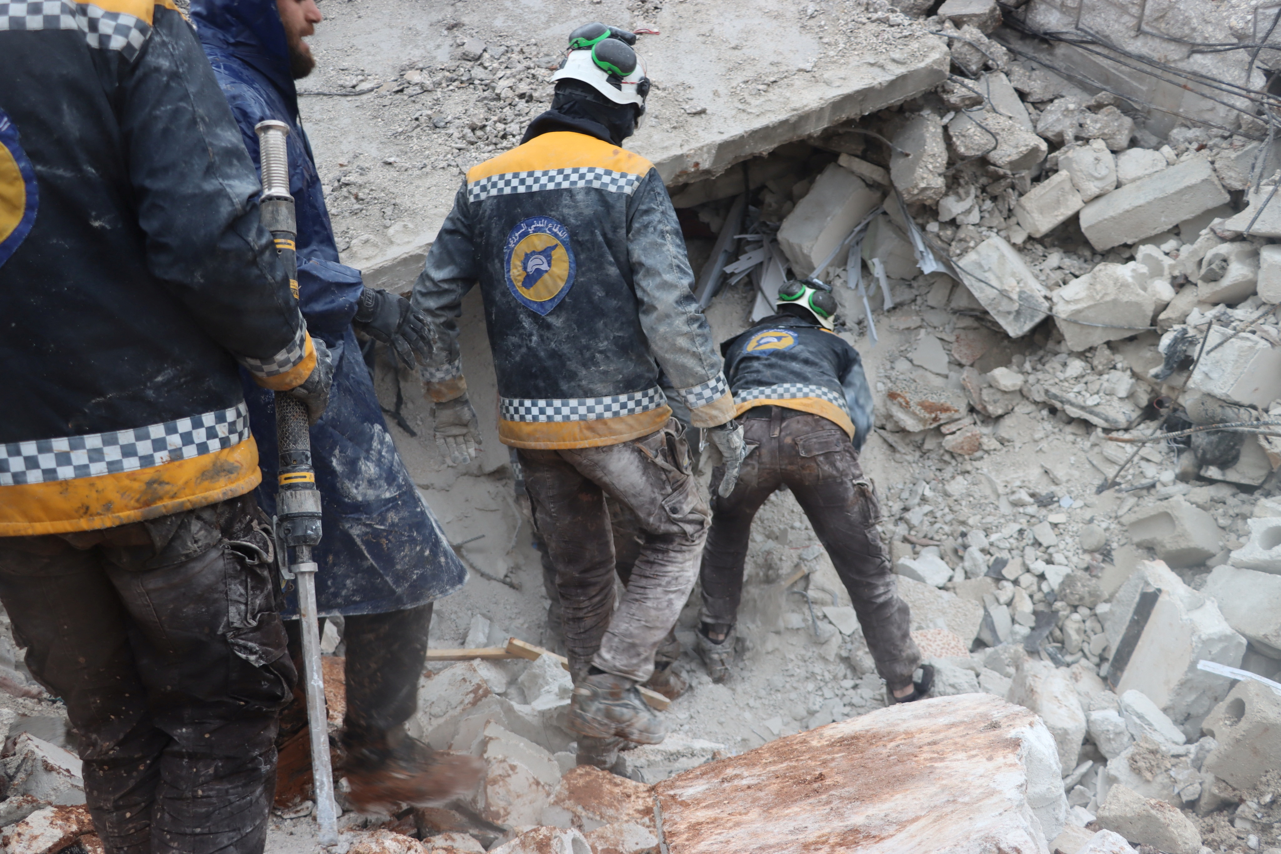 Los rescatistas buscan sobrevivientes bajo los escombros, luego de un terremoto, en Al Atarib, Siria.
