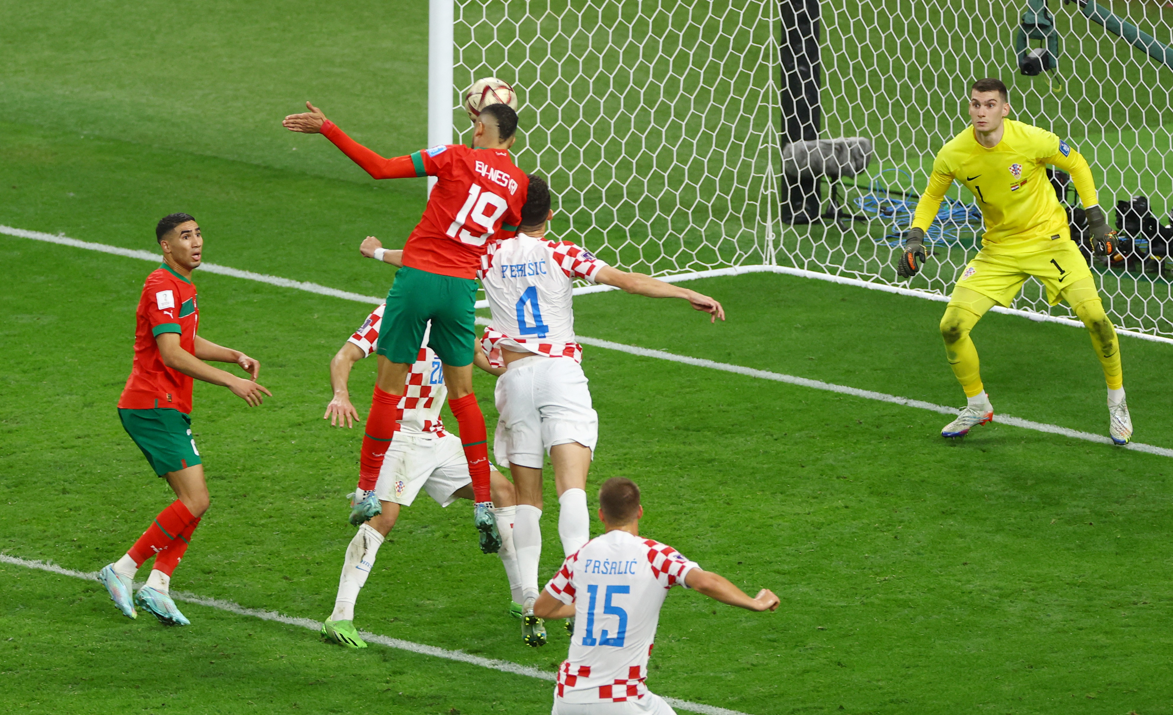 Youssef En-Nesyri tuvo la última chance de Marruecos para igualar ante Croacia. Su cabezazo se fue alto (REUTERS/Kai Pfaffenbach)