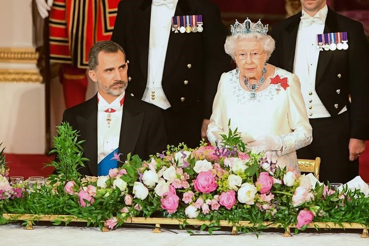 Foto de archivo de la reina Isabel II y el rey Felipe de España en el Palacio de Buckingham
Jul 12, 2017. REUTERS/Dominic Lipinski/PA Wire/Pool