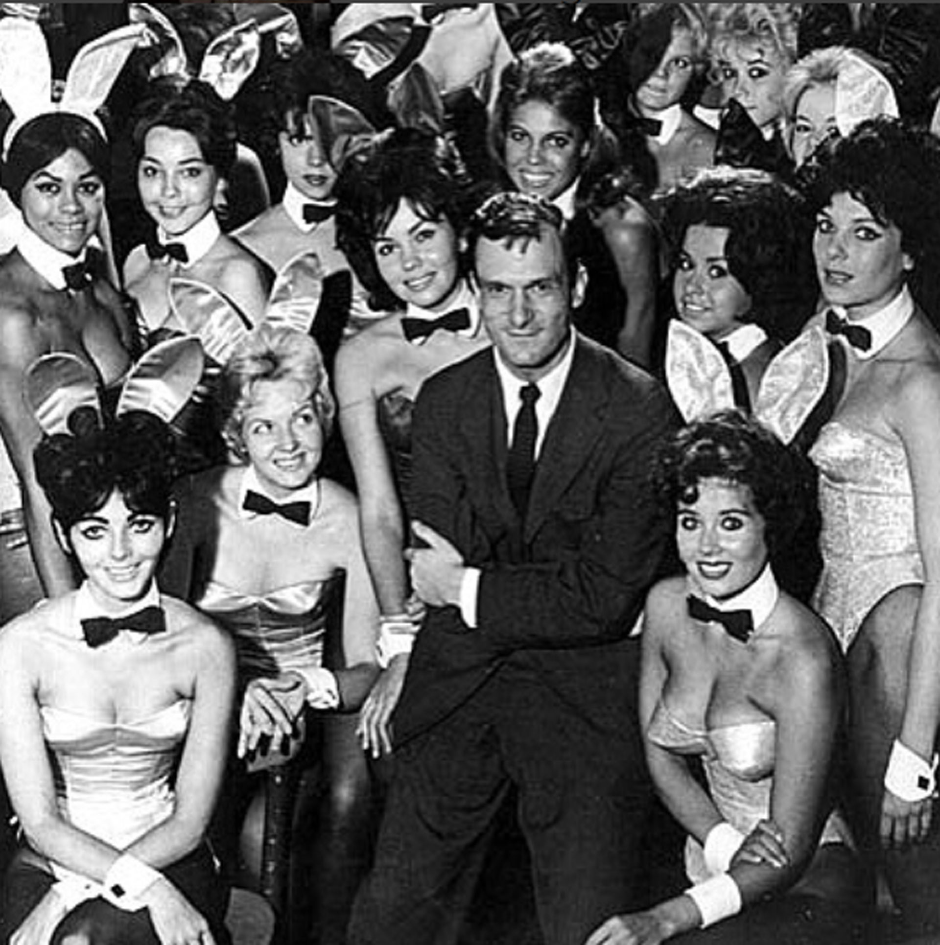 Hugh rodeado de "Conejitas Playboy", quienes tenían que acatar un estricto manual de comportamiento . (FOTO: Archivo)