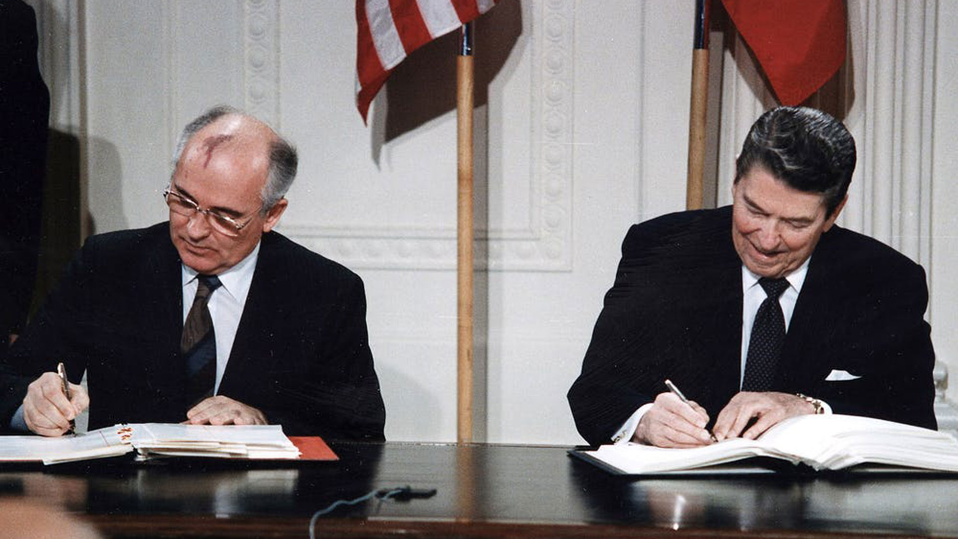 Mijaíl Gorbachov (izquierda) y Ronald Reagan (derecha) firmaron el Tratado INF. (The Ronald Reagan Library)