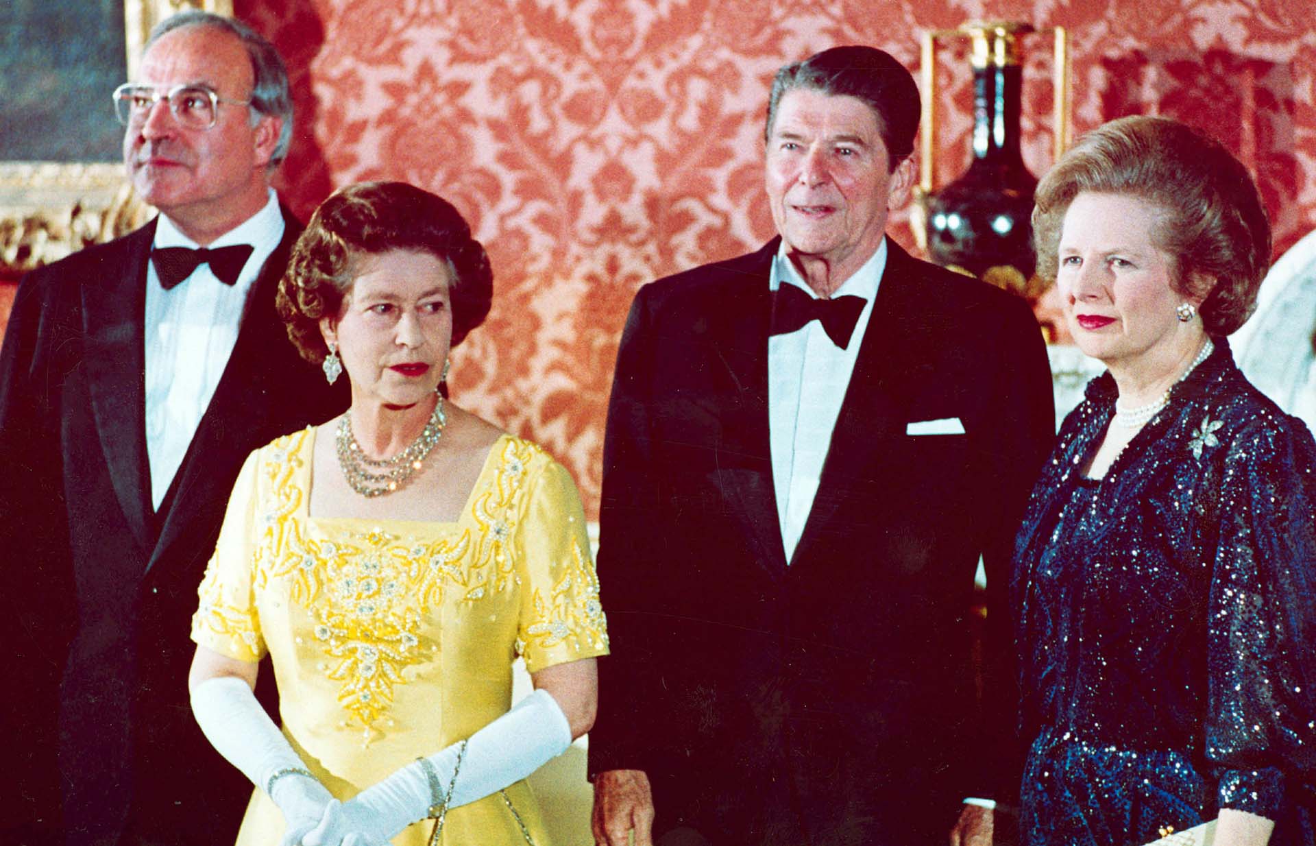 Junto al canciller alemán, Helmut Kohl; el presidente de los Estados Unidos, Ronald Reagan; y la Primera Ministra británica, Margaret Thatcher en el Palacio de Buckingham 