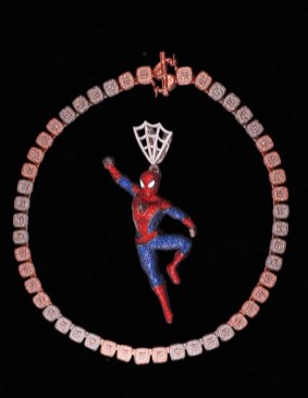 Un Spider-Man con incrustaciones de joyas y tenis de colección: los lujos  de Peso Pluma - Infobae