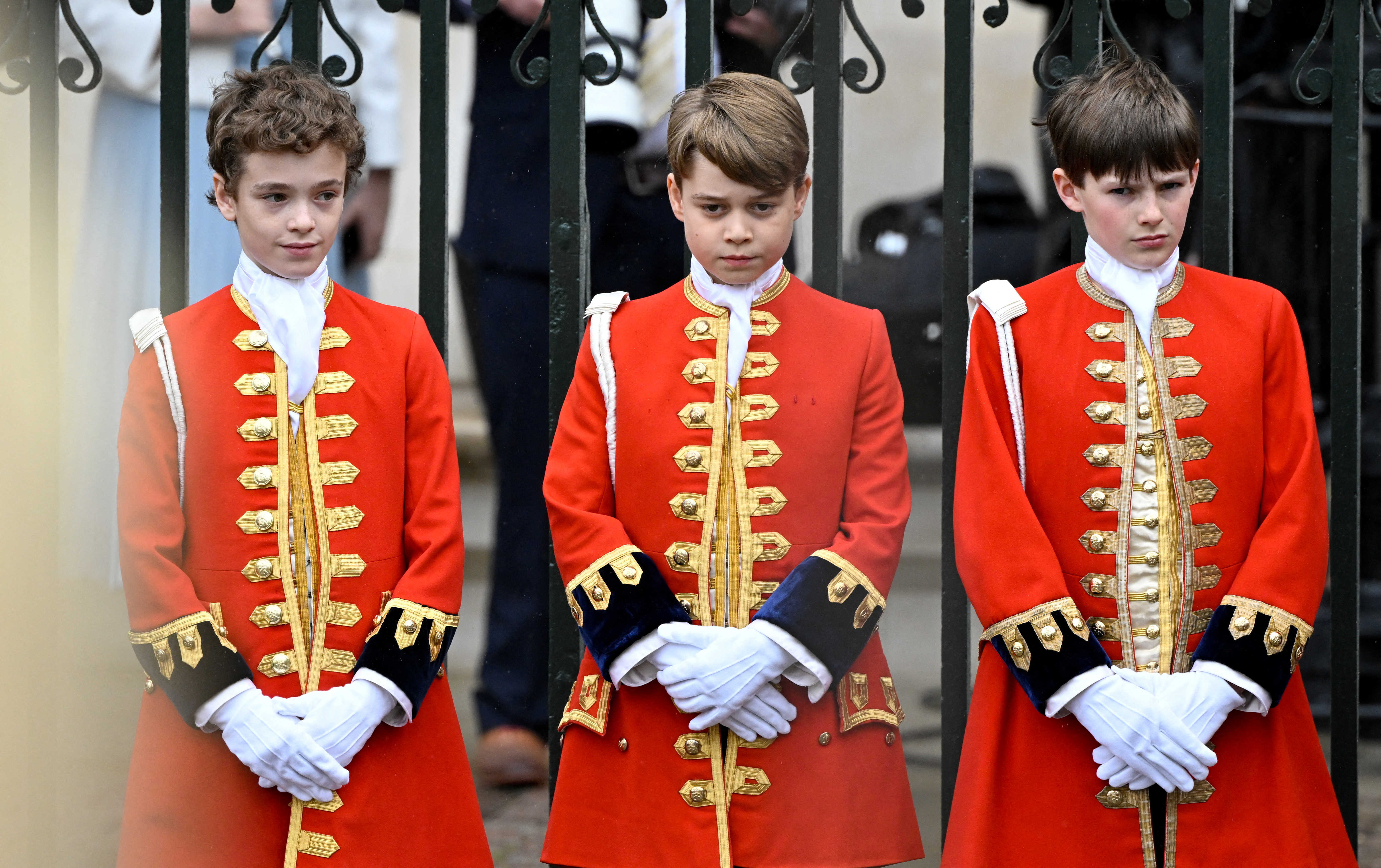 El príncipe Jorge de Gales (centro) de Gran Bretaña se encuentra en la Abadía de Westminster, antes de la coronación del rey Carlos III (TOBY MELVILLE / POOL / AFP)