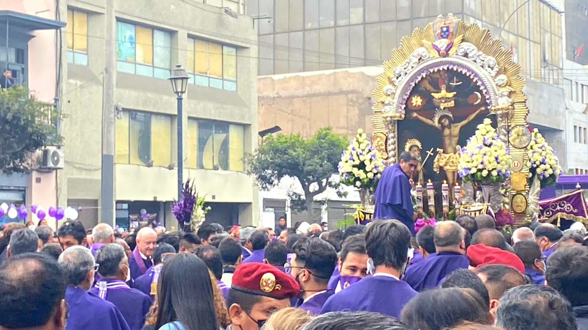 Fervor y devoción en la procesión del Señor de los Milagros por las calles de Lima