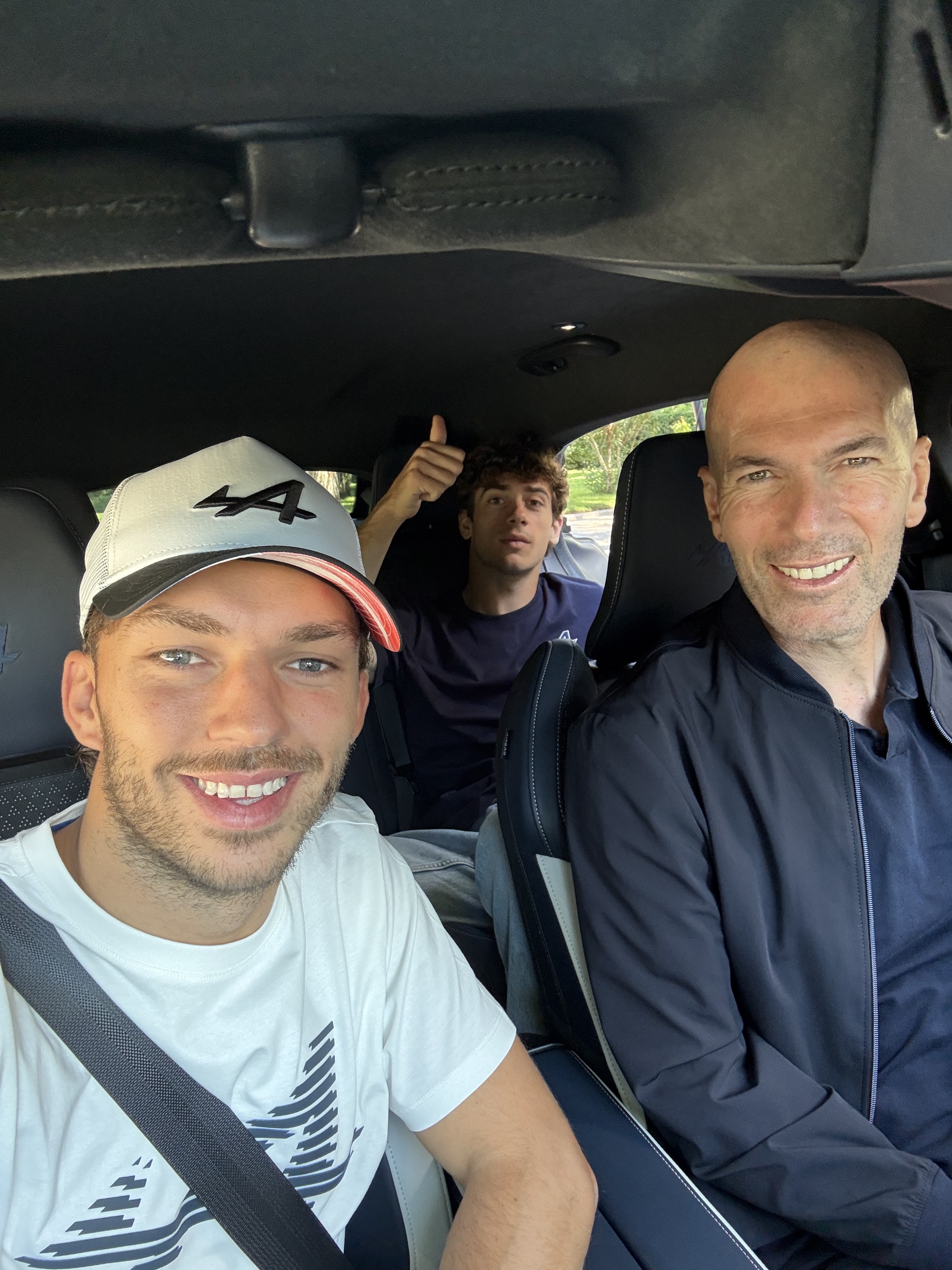 "Un privilegio": el sorprendente encuentro entre Colapinto y el "chofer" Zinedine Zidane antes del GP de Espa&ntilde;a de F1