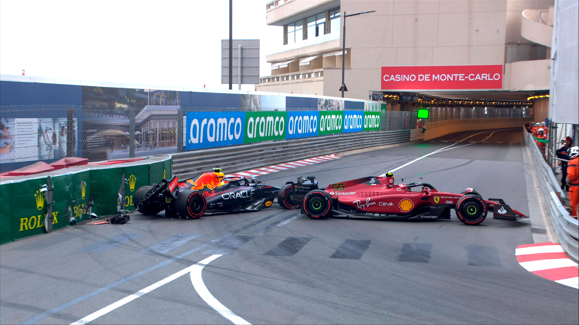 El accidente de Checo Pérez y Sainz que terminó con bandera roja (@F1)