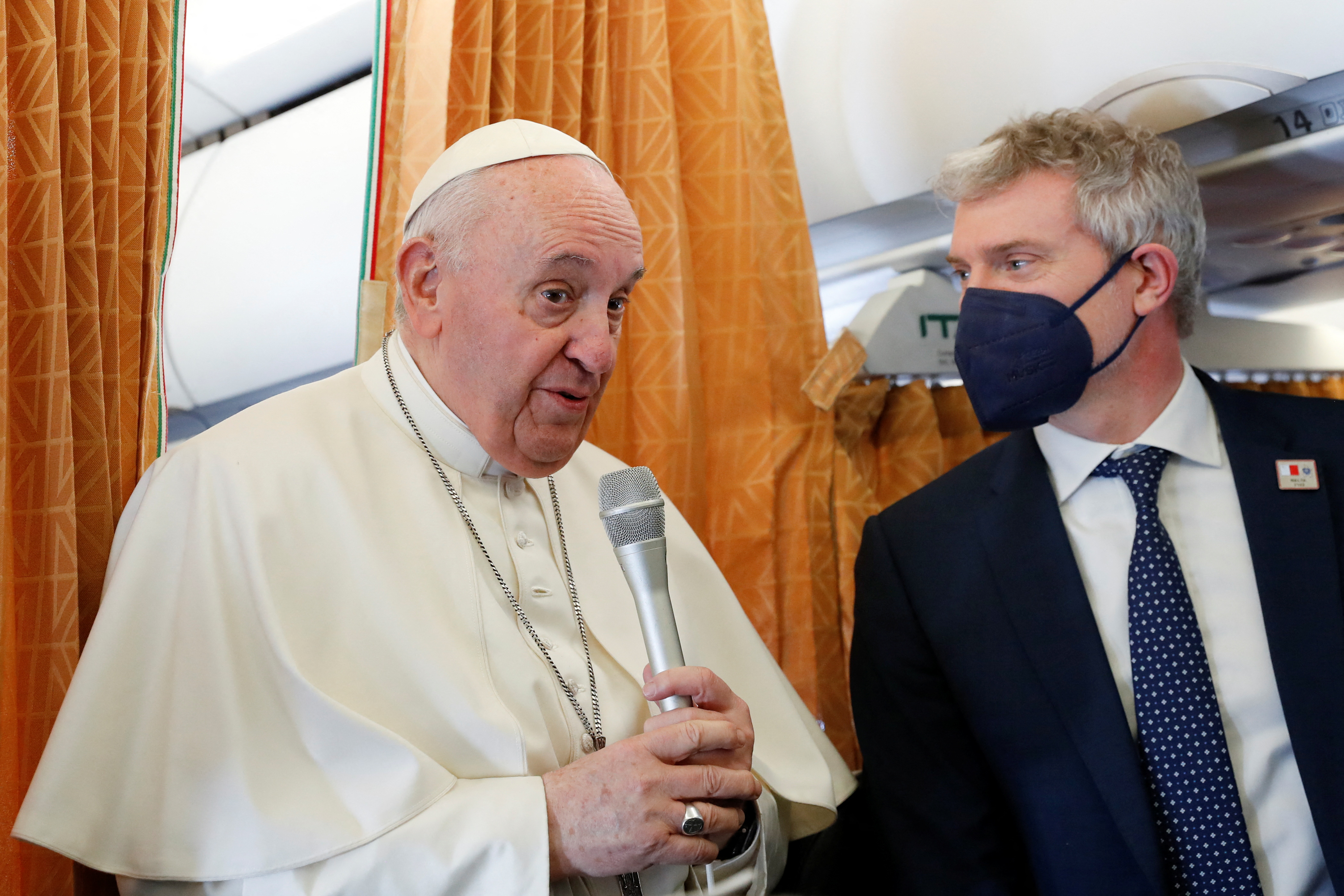 El Papa hablando en el aviin rumbo a Malta (REUTERS / Remo Casilli)